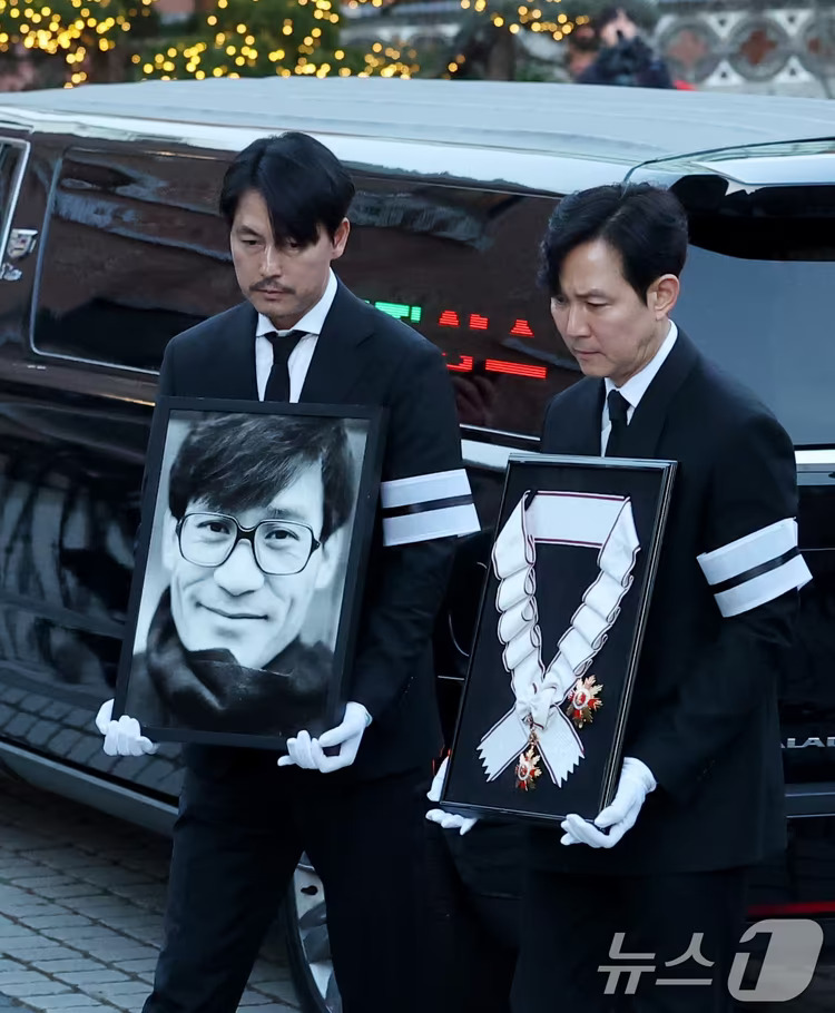 Lễ tang diễn viên Ahn Sung Ki: Hyun Bin mắt đỏ hoe, Lee Jung Jae trầm lặng bên linh cữu- Ảnh 4. Lễ tang diễn viên Ahn Sung Ki: Hyun Bin mắt đỏ hoe, Lee Jung Jae trầm lặng bên linh cữu- Ảnh 4.