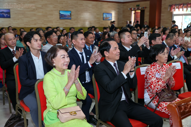 Thủ tướng Lê Minh Hưng gặp cộng đồng và các cơ quan đại diện Việt Nam tại Campuchia- Ảnh 6.