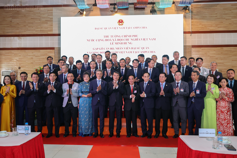 Thủ tướng Lê Minh Hưng gặp cộng đồng và các cơ quan đại diện Việt Nam tại Campuchia- Ảnh 7.
