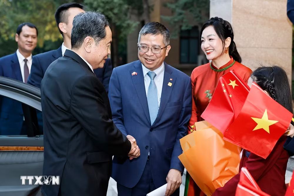 National Assembly Chairman Tran Thanh Man Meets Vietnamese Community in China - Ảnh 1.