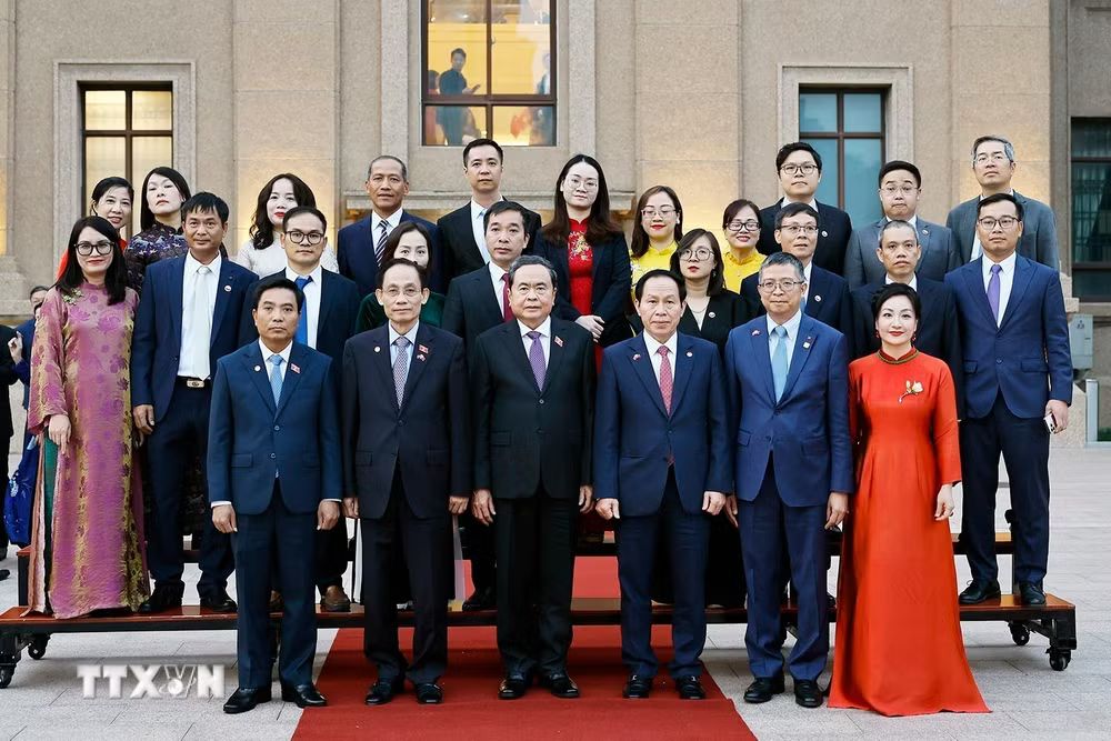 National Assembly Chairman Tran Thanh Man Meets Vietnamese Community in China - Ảnh 2.