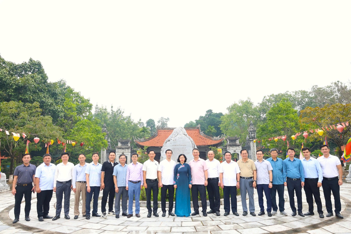 Đoàn công tác Cơ quan Đảng ủy Chính phủ dâng hương, tham quan Di tích lịch sử Quốc gia Đặc biệt Đền Hai Bà Trưng - Ảnh 4.