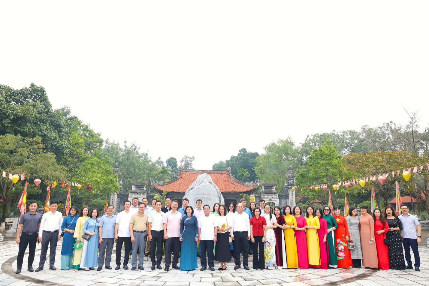 Đoàn công tác Cơ quan Đảng ủy Chính phủ dâng hương, tham quan Di tích lịch sử Quốc gia Đặc biệt Đền Hai Bà Trưng - Ảnh 5.