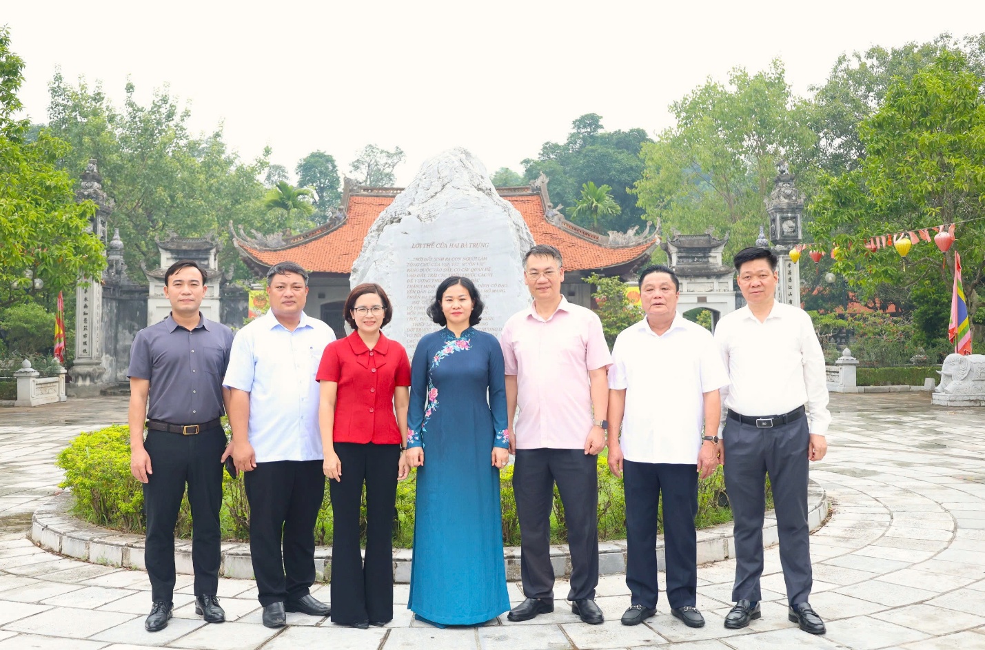 Đoàn công tác Cơ quan Đảng ủy Chính phủ dâng hương, tham quan Di tích lịch sử Quốc gia Đặc biệt Đền Hai Bà Trưng - Ảnh 6.