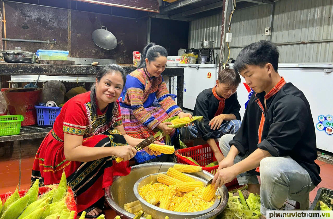 Sa Pa: Phở ngô tráng tay hút khách giữa tiết trời se lạnh- Ảnh 2.