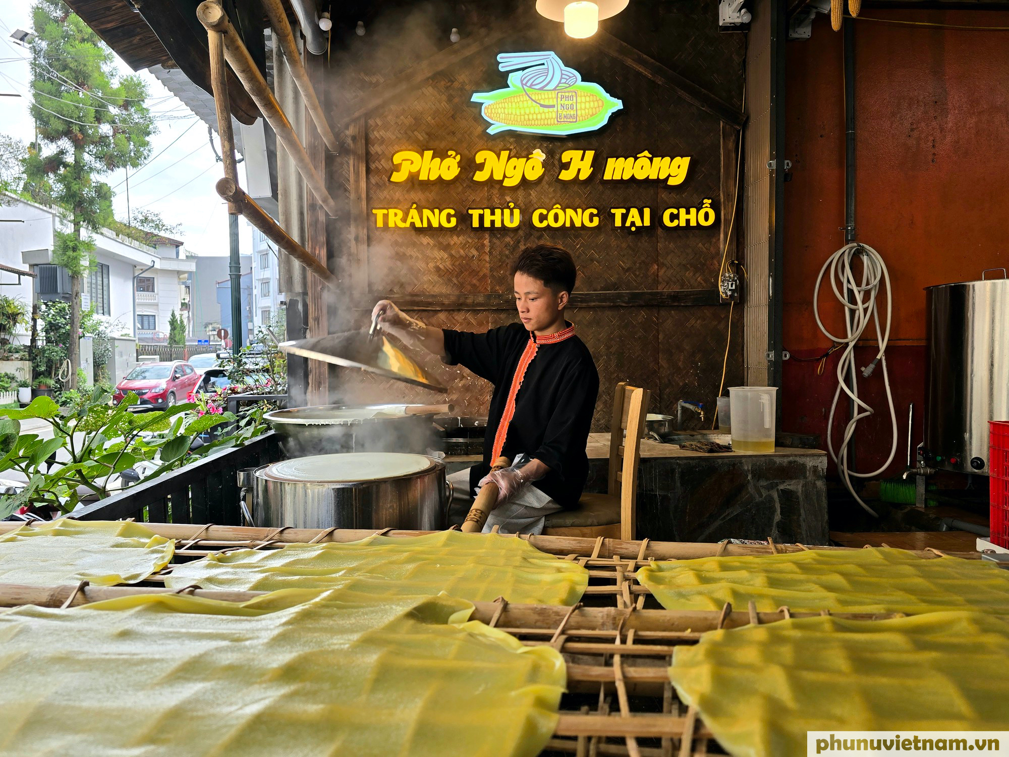Sa Pa: Phở ngô tráng tay hút khách giữa tiết trời se lạnh- Ảnh 3.