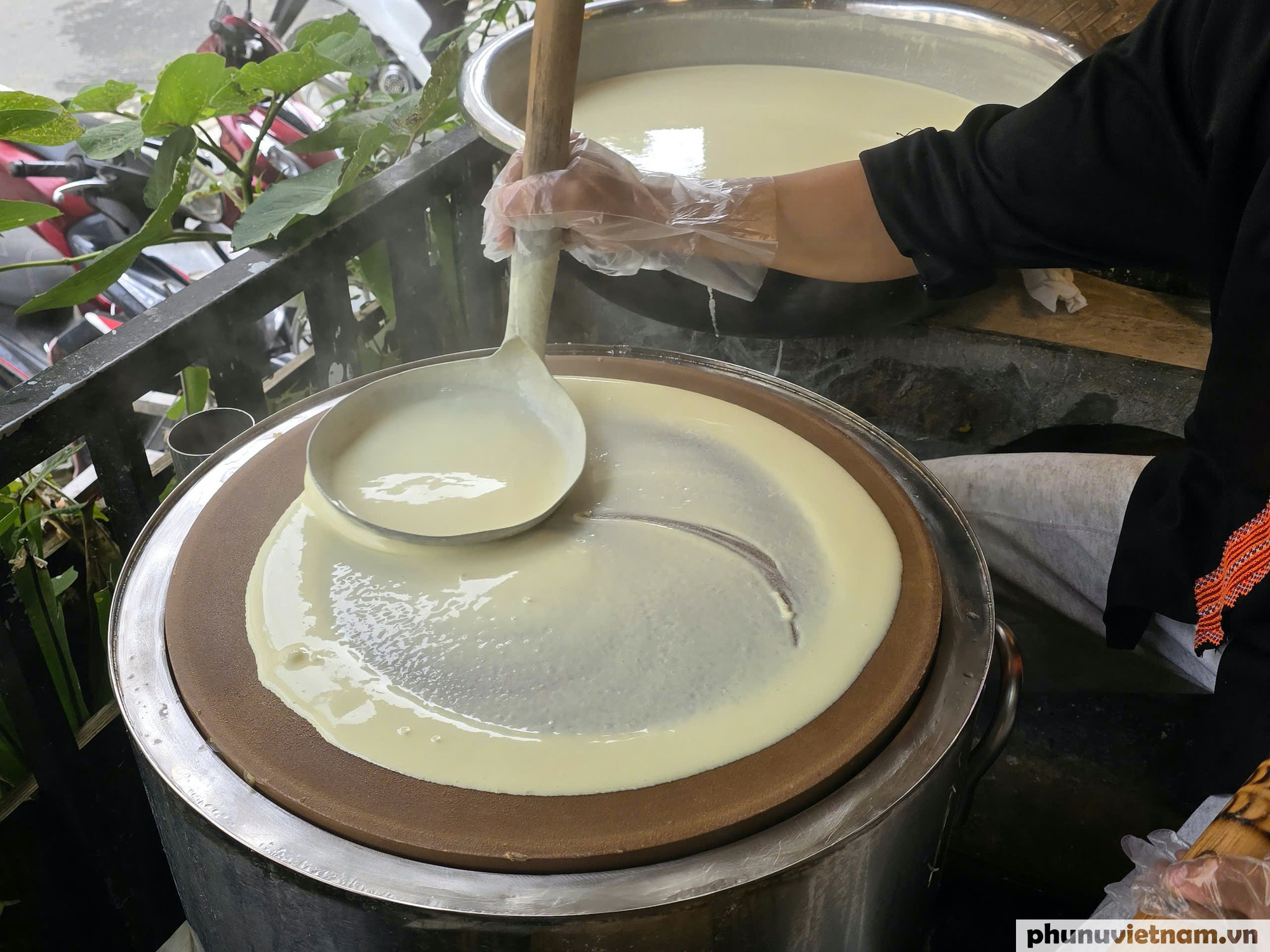 Sa Pa: Phở ngô tráng tay hút khách giữa tiết trời se lạnh- Ảnh 4.