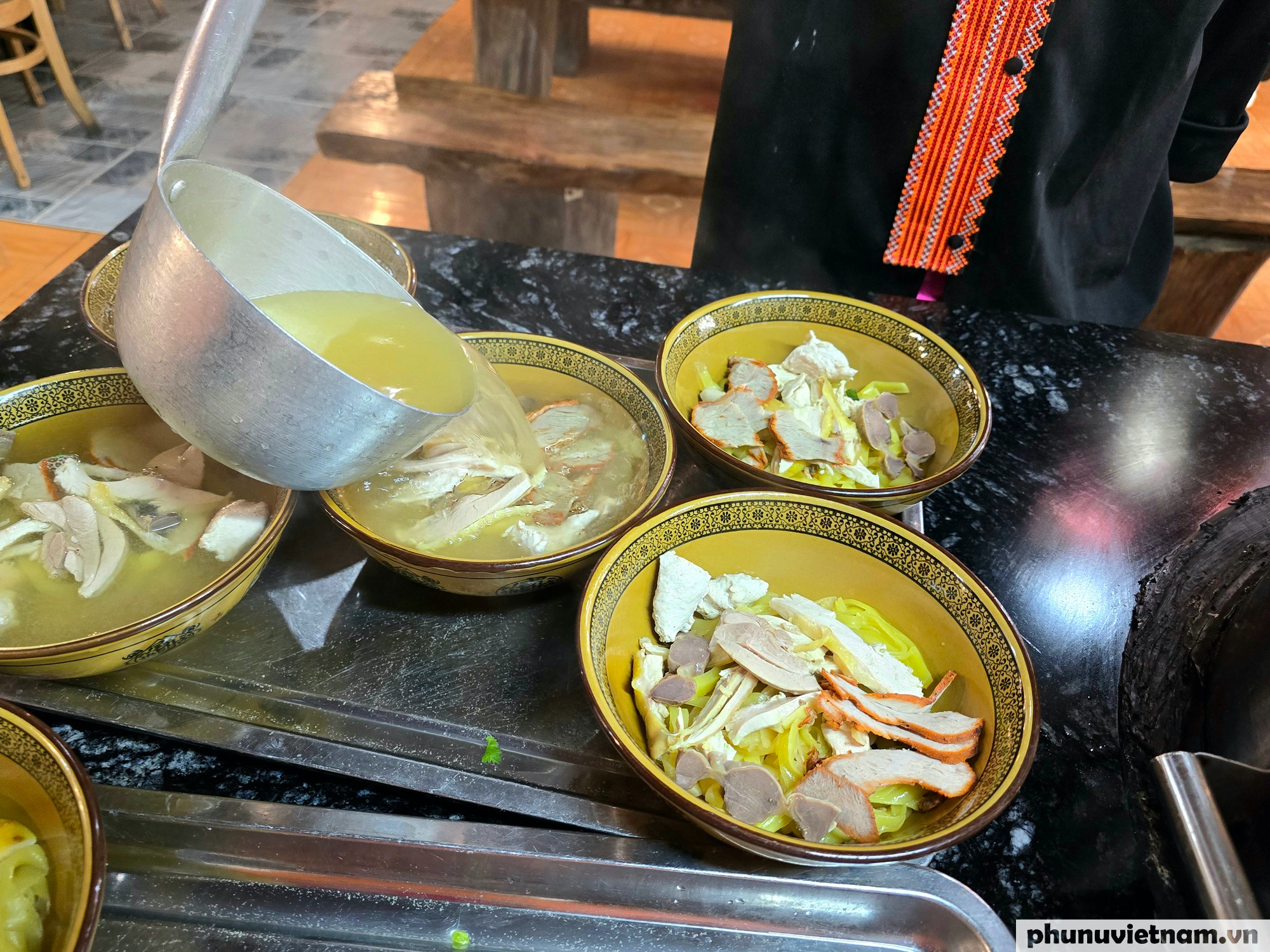 Sa Pa: Phở ngô tráng tay hút khách giữa tiết trời se lạnh- Ảnh 9.