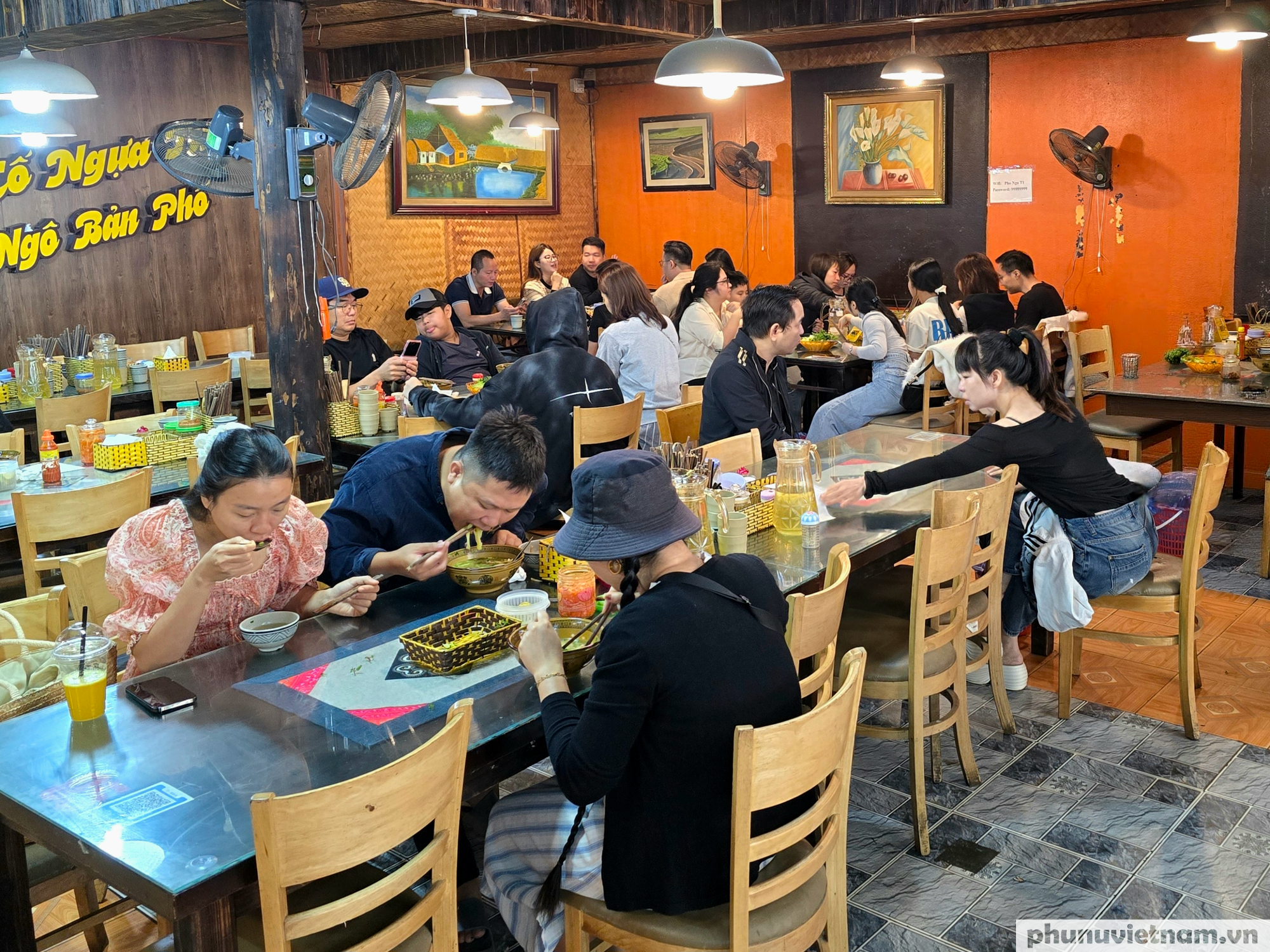 Sa Pa: Phở ngô tráng tay hút khách giữa tiết trời se lạnh- Ảnh 12.