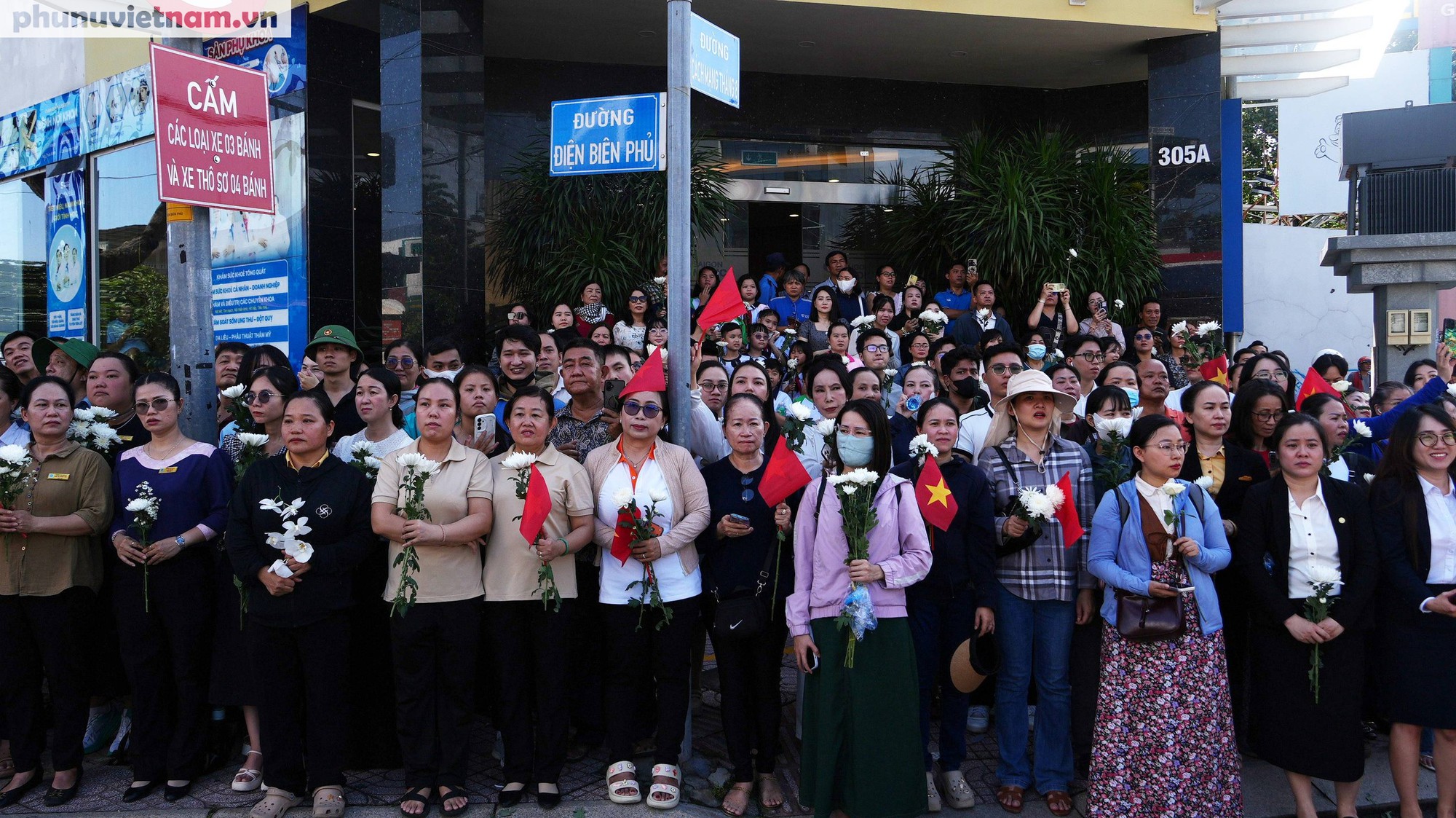 Xúc động hình ảnh người dân TPHCM cầm hoa trắng tiễn đưa các Anh hùng liệt sĩ- Ảnh 1.