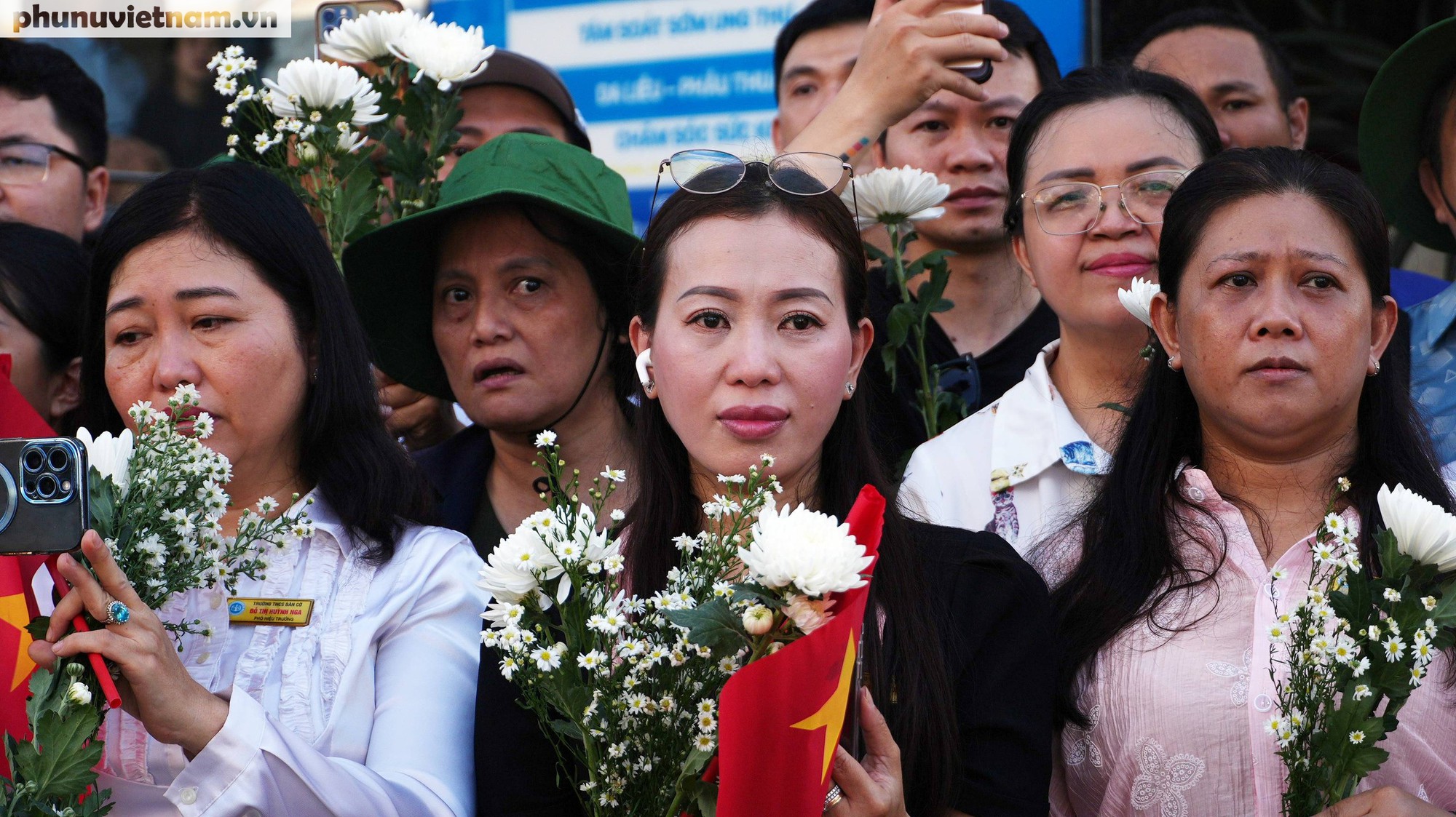 Xúc động hình ảnh người dân TPHCM cầm hoa trắng tiễn đưa các Anh hùng liệt sĩ- Ảnh 2.