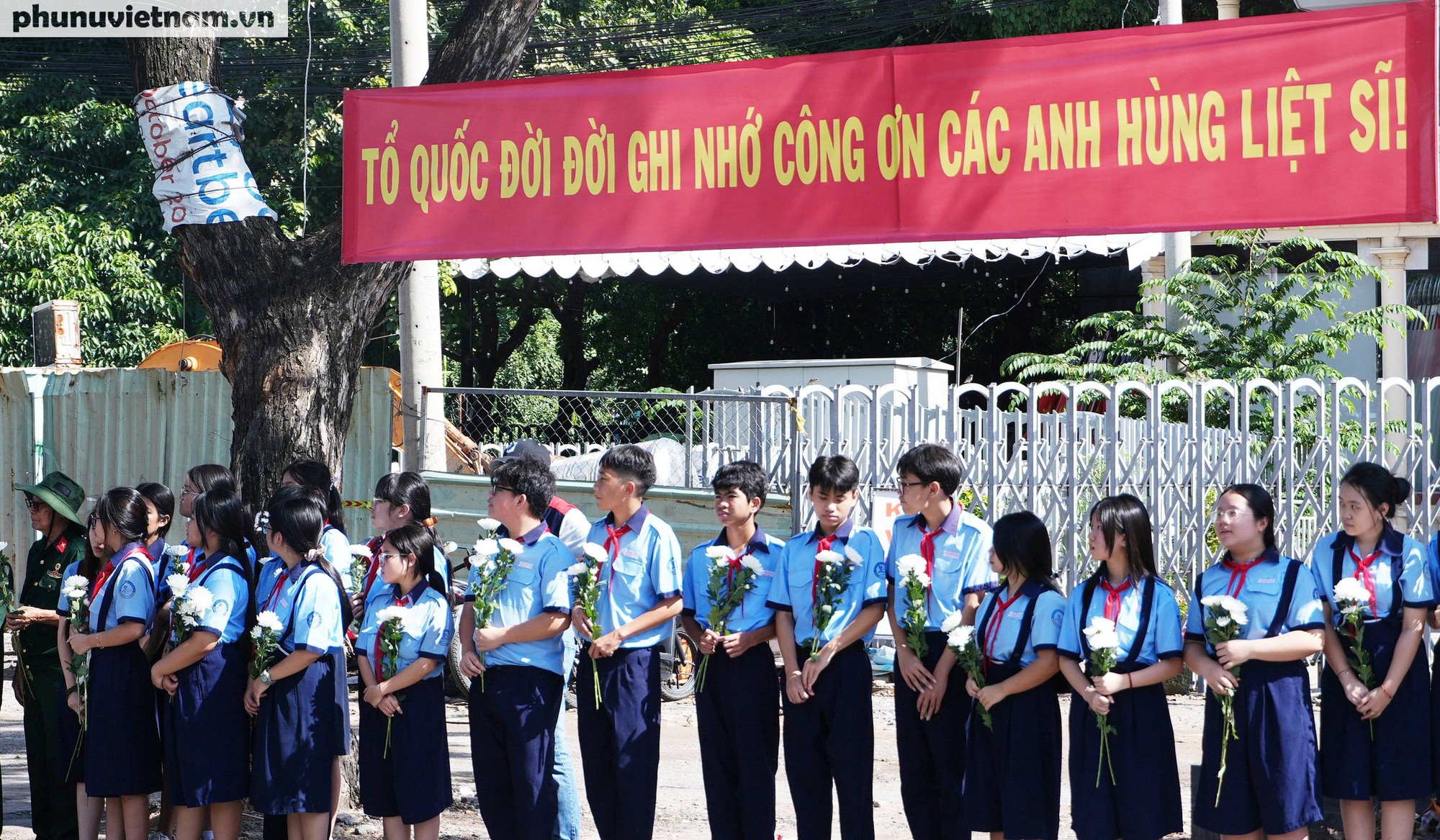 Xúc động hình ảnh người dân TPHCM cầm hoa trắng tiễn đưa các Anh hùng liệt sĩ- Ảnh 5.