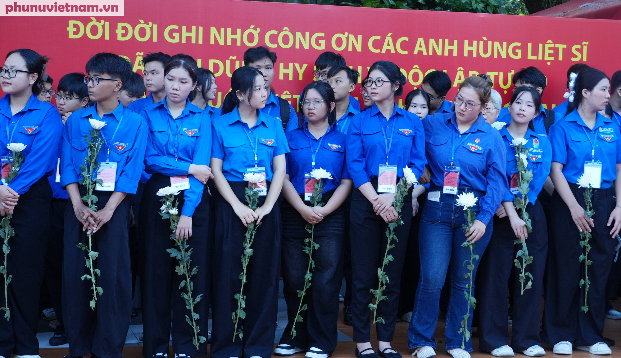 Xúc động hình ảnh người dân TPHCM cầm hoa trắng tiễn đưa các Anh hùng liệt sĩ- Ảnh 11.