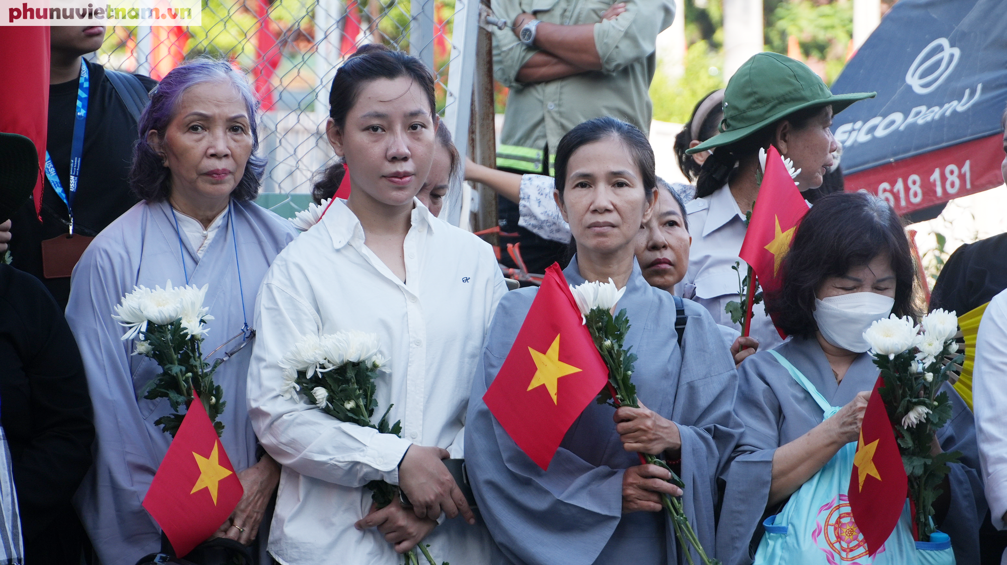 Xúc động hình ảnh người dân TPHCM cầm hoa trắng tiễn đưa các Anh hùng liệt sĩ- Ảnh 12.