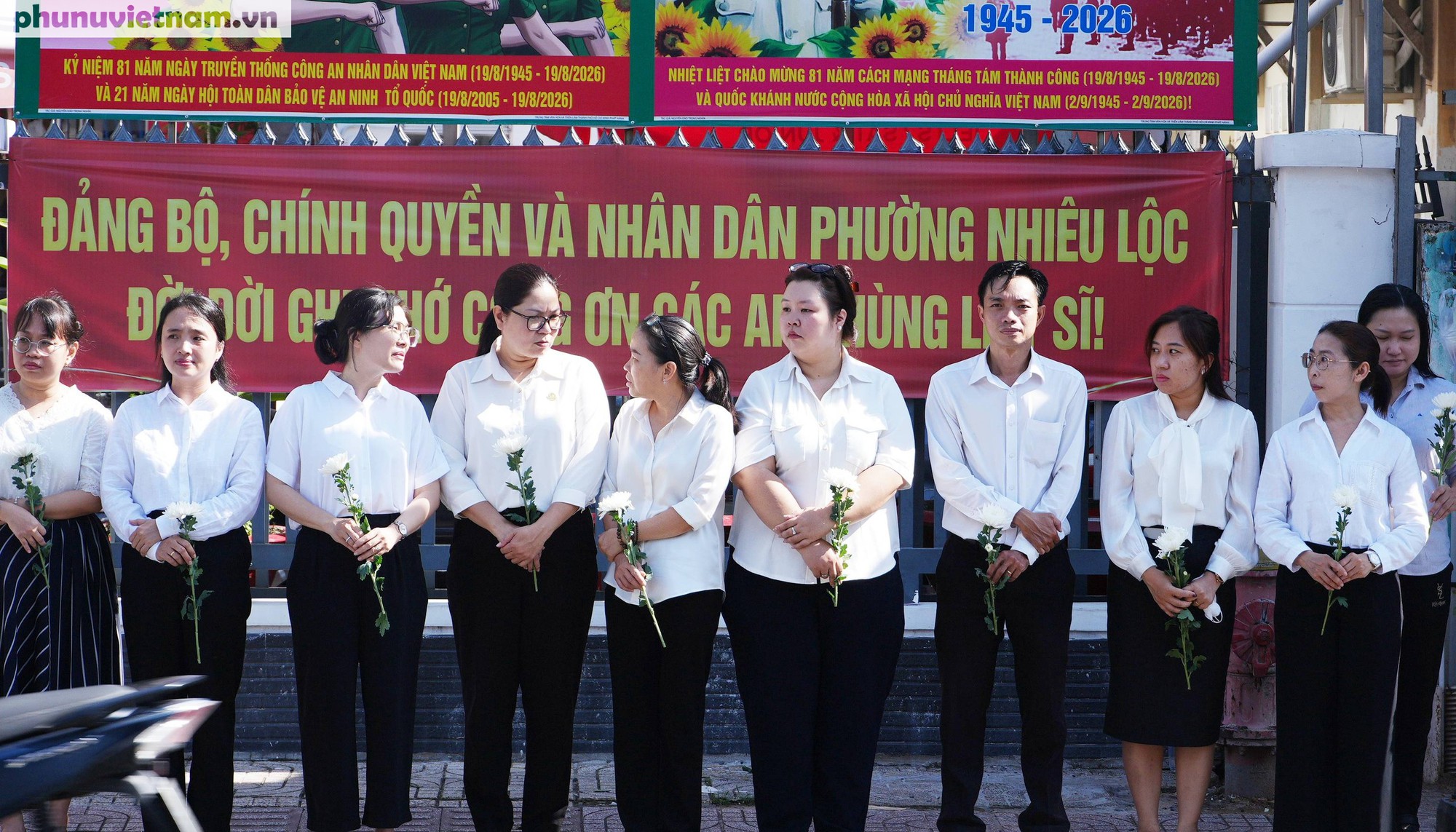 Xúc động hình ảnh người dân TPHCM cầm hoa trắng tiễn đưa các Anh hùng liệt sĩ- Ảnh 17.