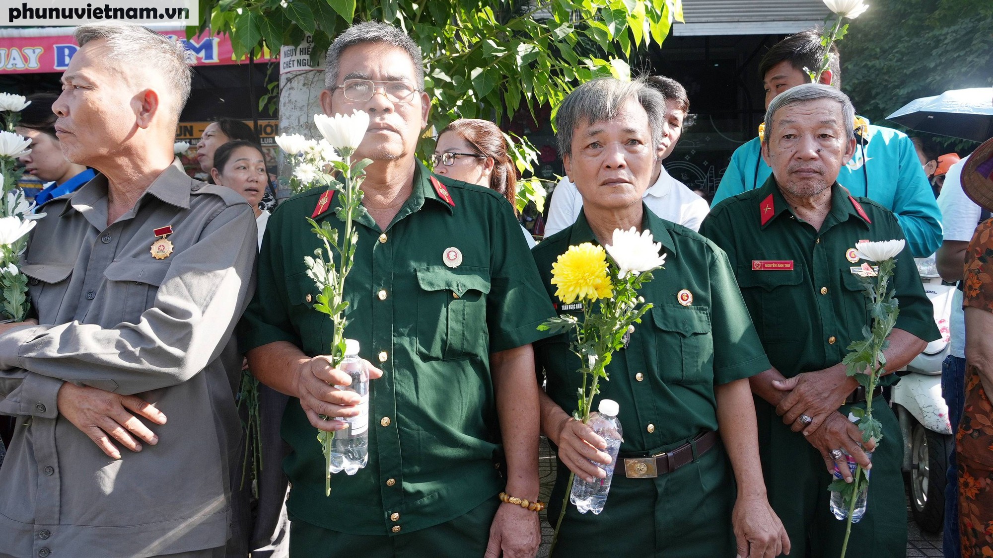Xúc động hình ảnh người dân TPHCM cầm hoa trắng tiễn đưa các Anh hùng liệt sĩ- Ảnh 18.