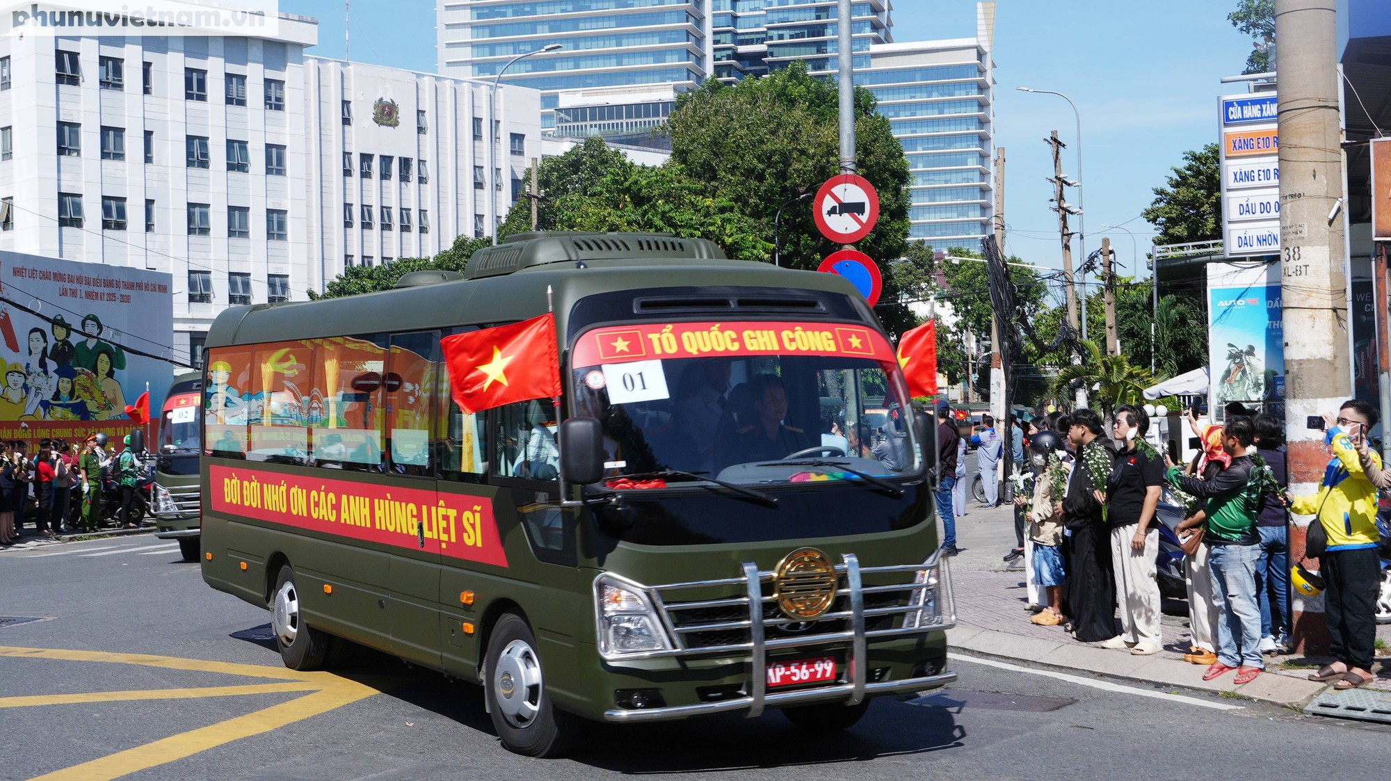 Xúc động hình ảnh người dân TPHCM cầm hoa trắng tiễn đưa các Anh hùng liệt sĩ- Ảnh 19.