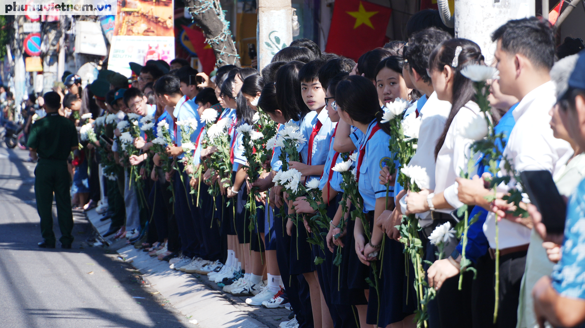Xúc động hình ảnh người dân TPHCM cầm hoa trắng tiễn đưa các Anh hùng liệt sĩ- Ảnh 6.