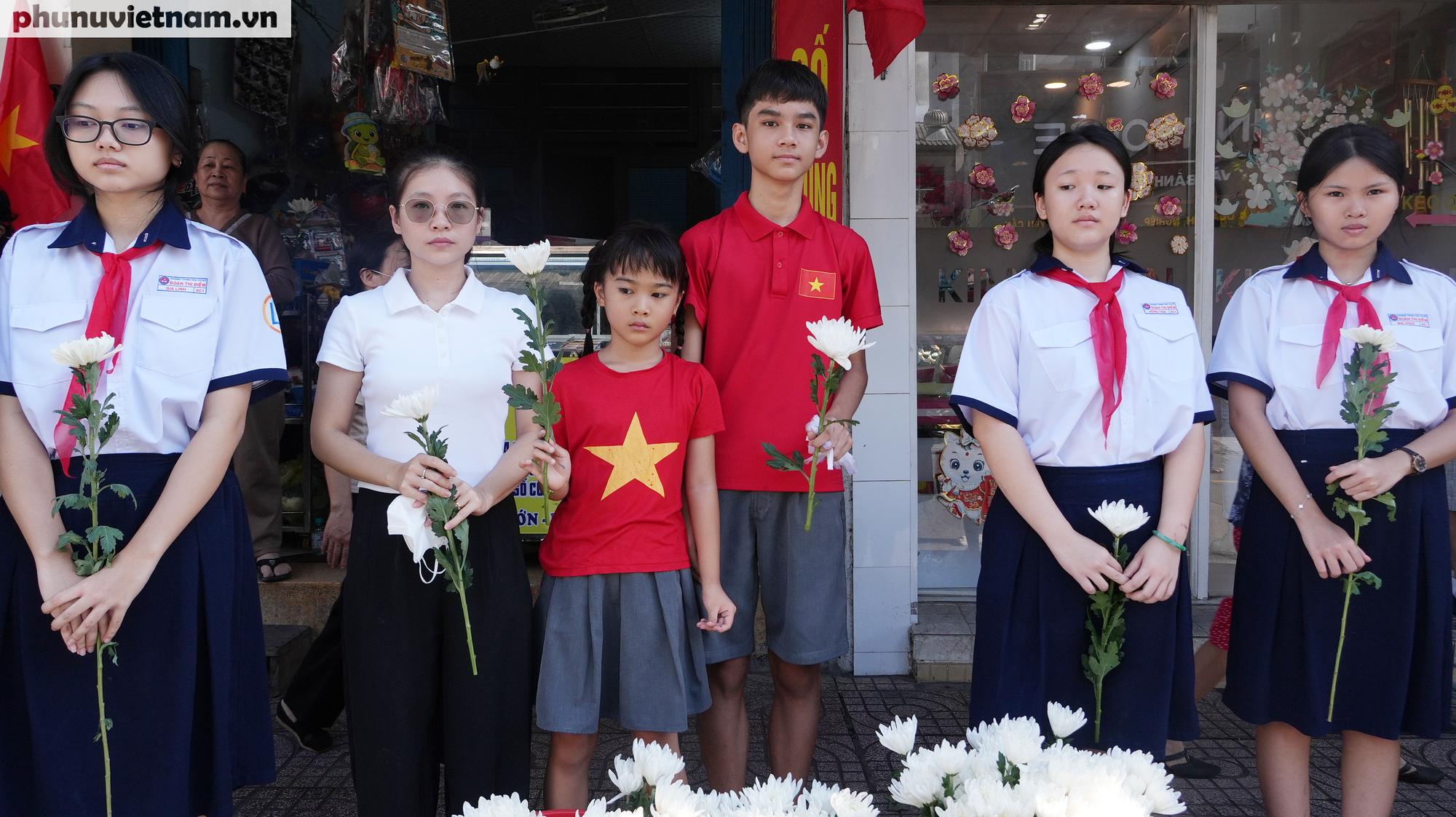 Xúc động hình ảnh người dân TPHCM cầm hoa trắng tiễn đưa các Anh hùng liệt sĩ- Ảnh 7.