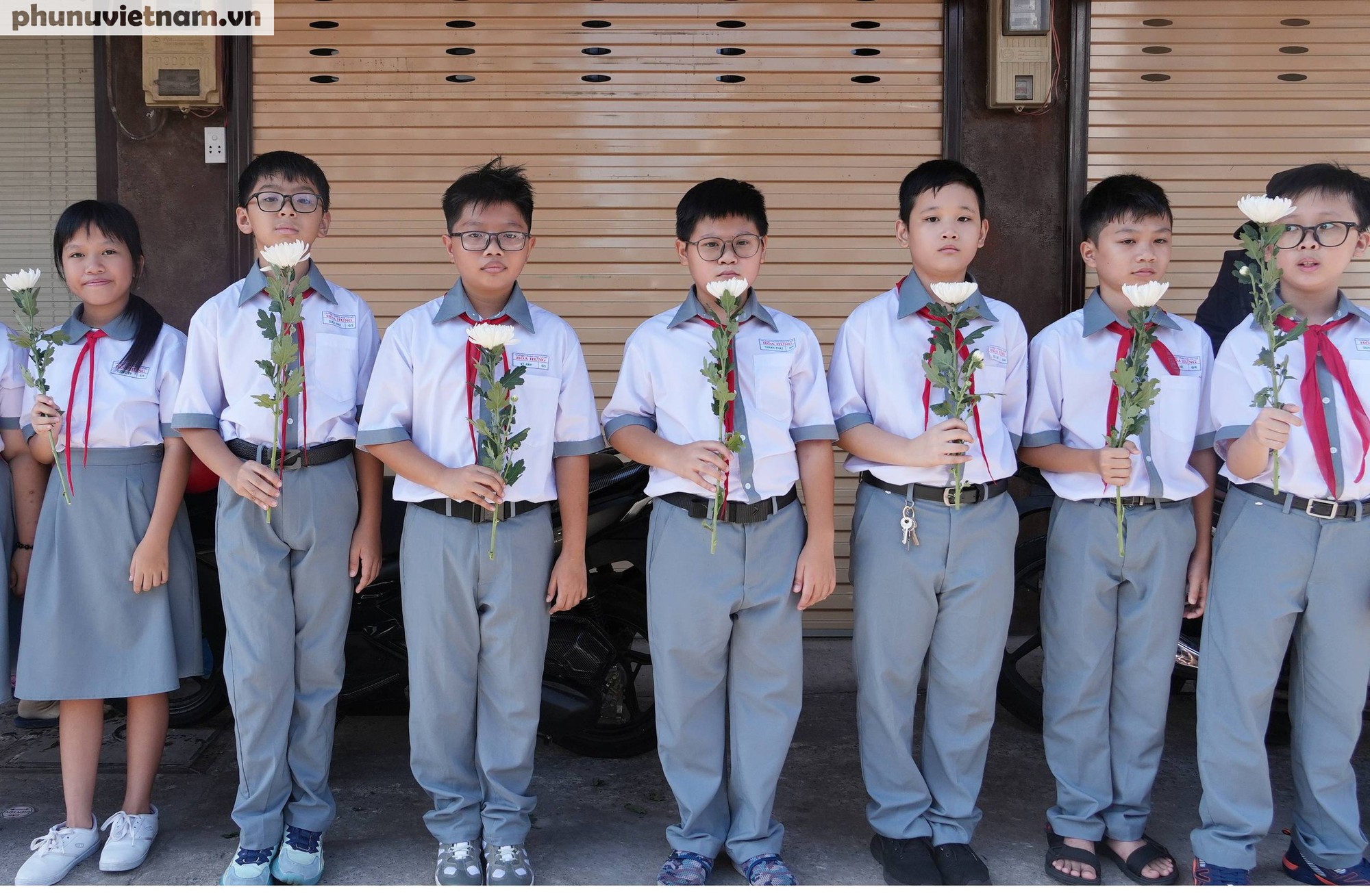 Xúc động hình ảnh người dân TPHCM cầm hoa trắng tiễn đưa các Anh hùng liệt sĩ- Ảnh 8.