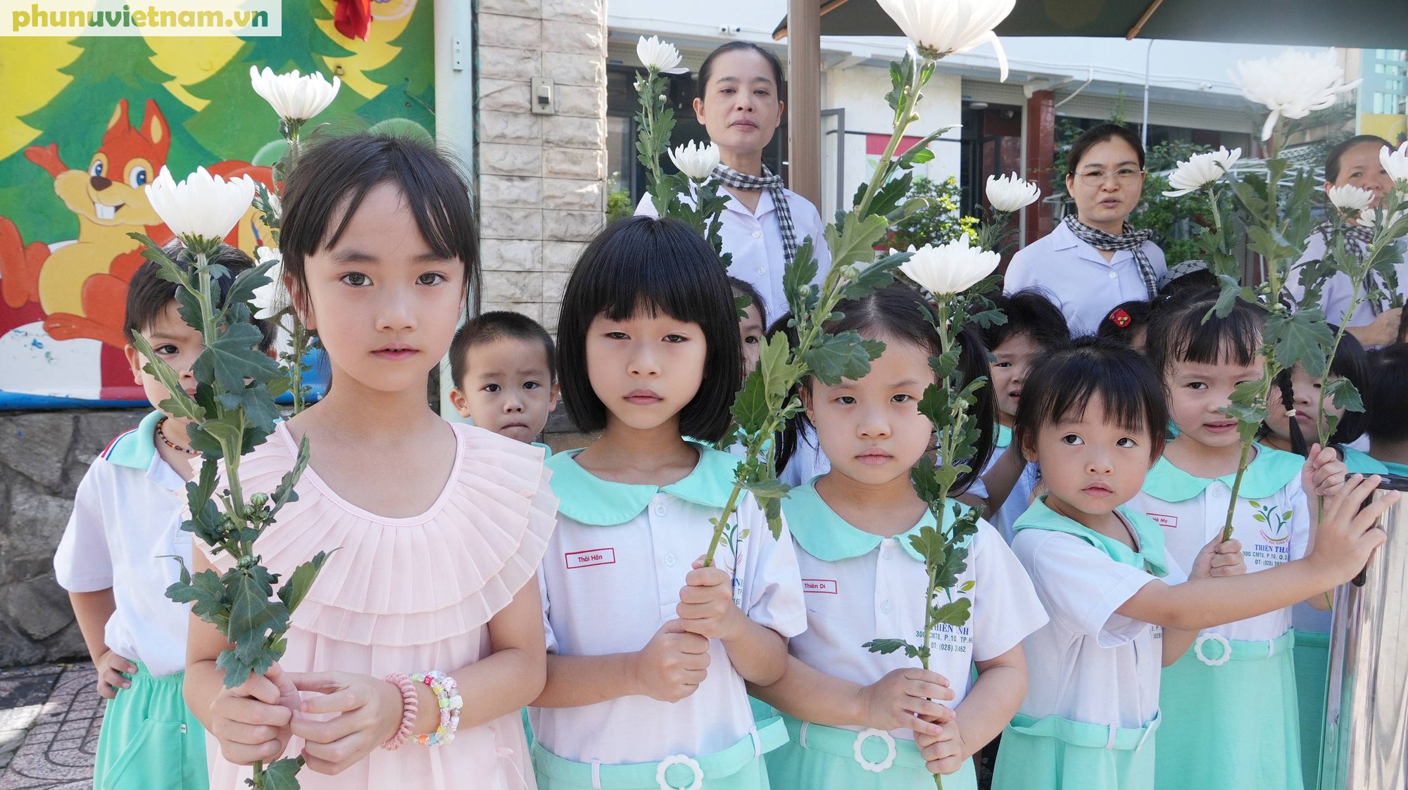 Xúc động hình ảnh người dân TPHCM cầm hoa trắng tiễn đưa các Anh hùng liệt sĩ- Ảnh 9.