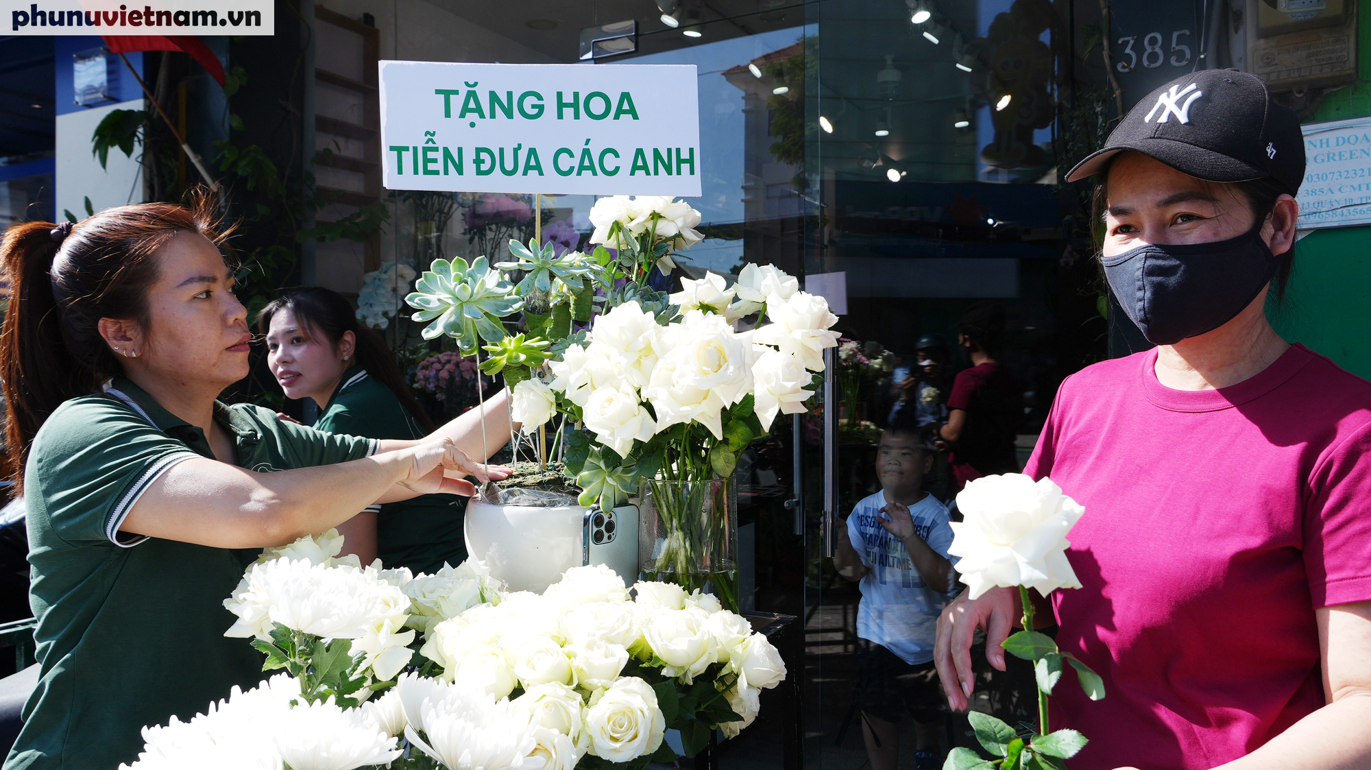 Xúc động hình ảnh người dân TPHCM cầm hoa trắng tiễn đưa các Anh hùng liệt sĩ- Ảnh 13.