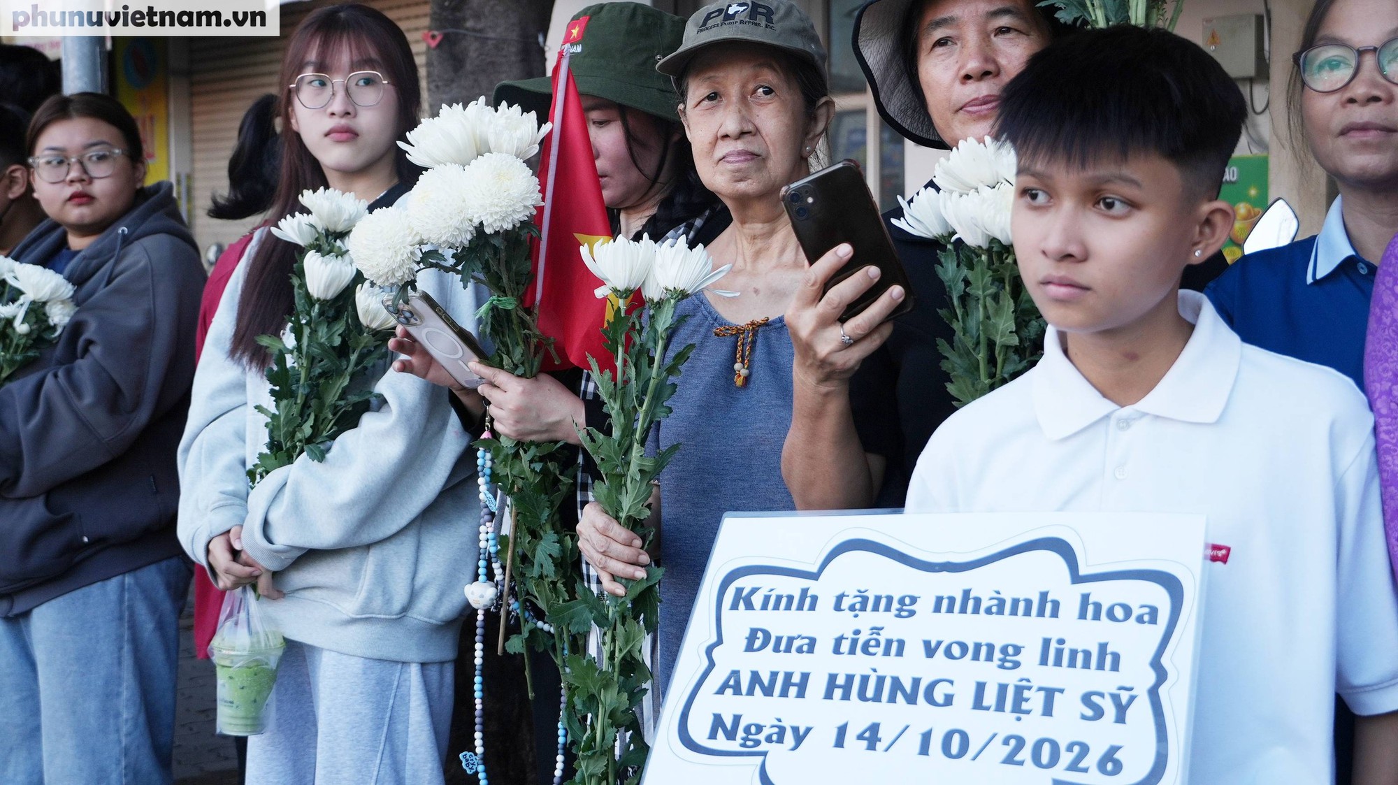 Xúc động hình ảnh người dân TPHCM cầm hoa trắng tiễn đưa các Anh hùng liệt sĩ- Ảnh 14.