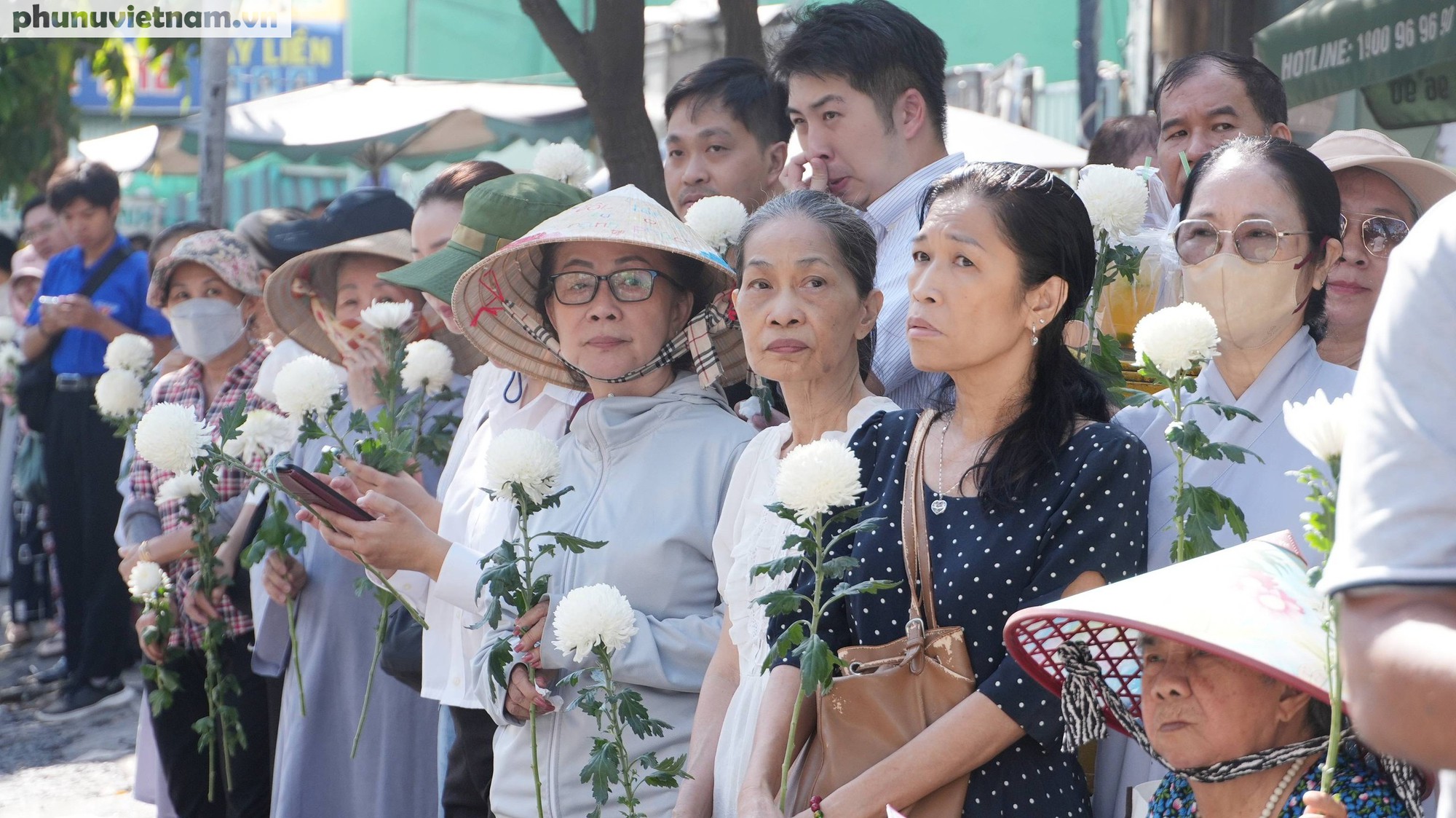 Xúc động hình ảnh người dân TPHCM cầm hoa trắng tiễn đưa các Anh hùng liệt sĩ- Ảnh 15.
