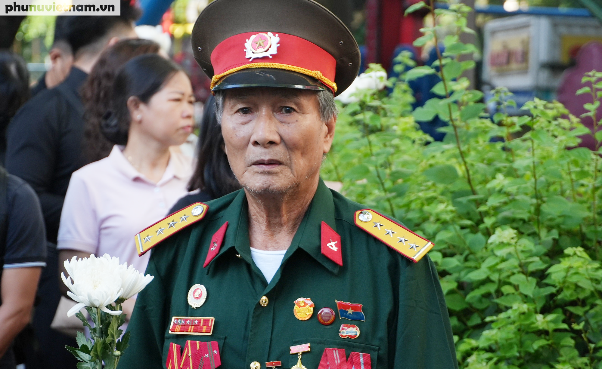 Xúc động hình ảnh người dân TPHCM cầm hoa trắng tiễn đưa các Anh hùng liệt sĩ- Ảnh 22.