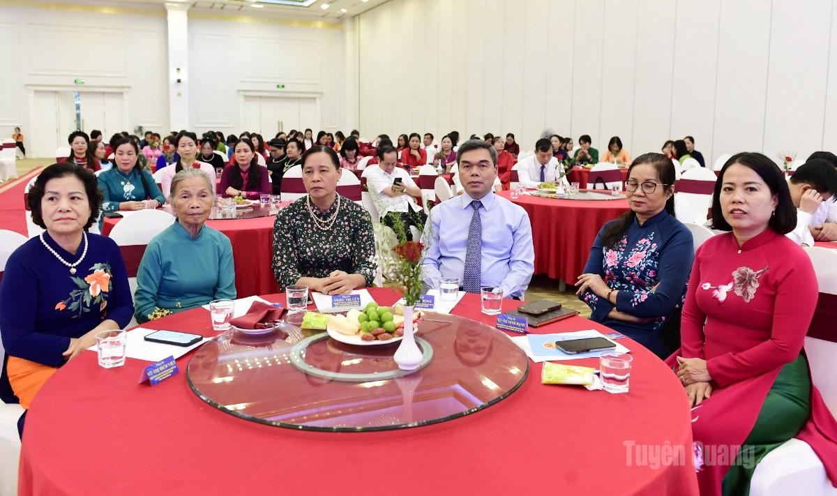 Tuyên Quang: Gặp mặt tôn vinh cán bộ nữ lãnh đạo chủ chốt nhân Ngày Phụ nữ Việt Nam 20/10- Ảnh 1.