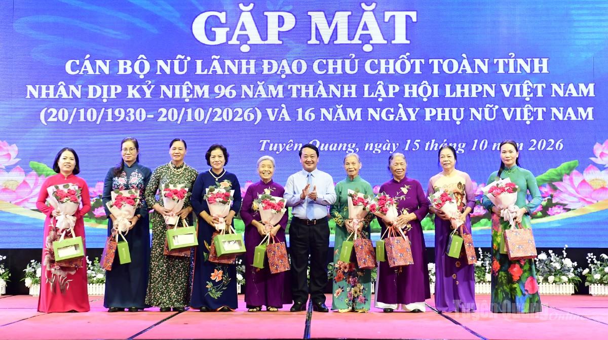 Tuyên Quang: Gặp mặt tôn vinh cán bộ nữ lãnh đạo chủ chốt nhân Ngày Phụ nữ Việt Nam 20/10- Ảnh 3.