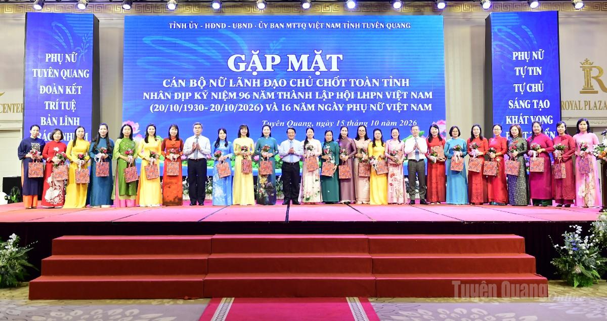 Tuyên Quang: Gặp mặt tôn vinh cán bộ nữ lãnh đạo chủ chốt nhân Ngày Phụ nữ Việt Nam 20/10- Ảnh 8.