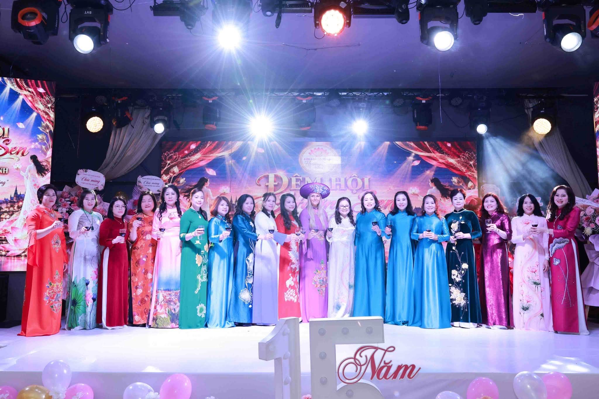 Hương Sen - 15 năm một chặng đường, trọn một tình sen