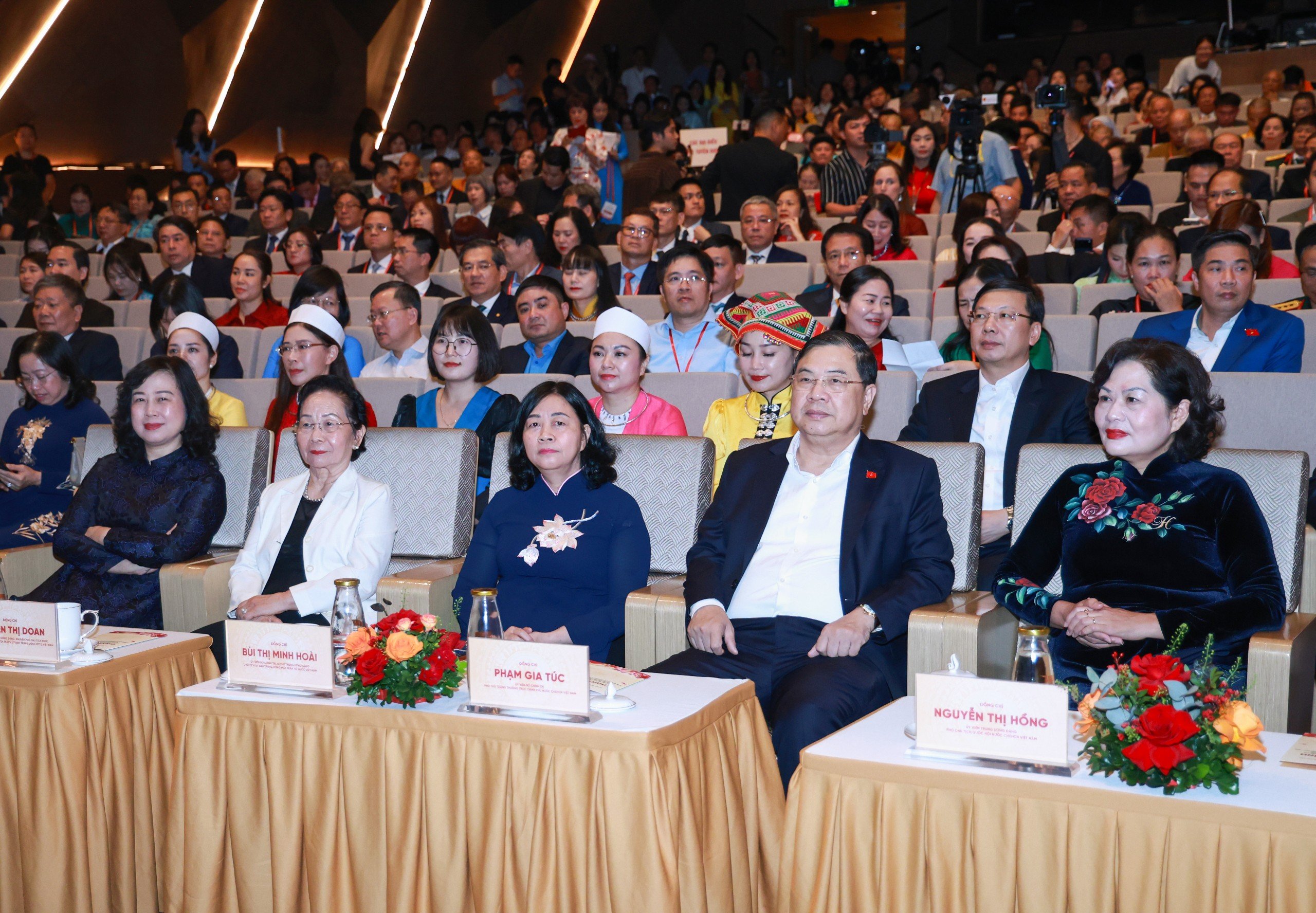 Hàng đầu: Bà Bùi Thị Minh Hoài (giữa), Ủy viên Bộ Chính trị, Bí thư Trung ương Đảng, Bí thư Đảng ủy Dân vận, Mặt trận và các đoàn thể Trung ương, Chủ tịch Ủy ban Trung ương MTTQ Việt Nam; ông Phạm Gia Túc (thứ 2 từ phải qua), Ủy viên Bộ Chính trị, Phó Bí thư Thường trực Đảng ủy Chính phủ, Phó Thủ tướng Thường trực Chính phủ; bà Nguyễn Thị Hồng (bìa phải), Ủy viên TƯ Đảng, Phó Chủ tịch Quốc hội; bà Nguyễn Thị Doan (thứ 2 từ trái qua), nguyên Ủy viên TƯ Đảng, nguyên Phó Chủ tịch nước, Phó Chủ tịch không chuyên trách Ủy ban Trung ương MTTQ Việt Nam; bà Đào Hồng Lan (bìa trái), Ủy viên TƯ Đảng, Bộ trưởng Bộ Y tế, tham dụ chương trình