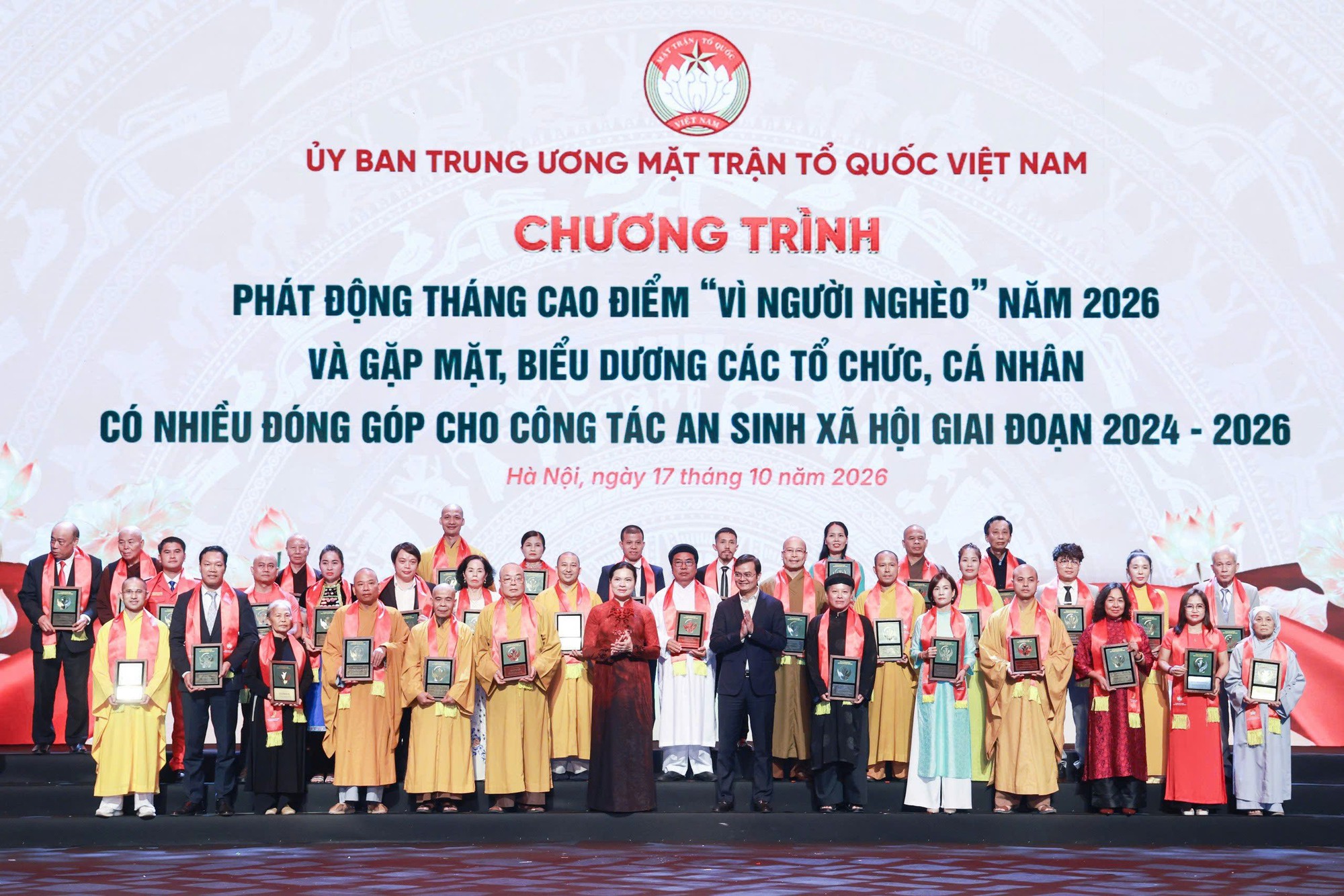Bà Hà Thị Nga, Ủy viên TƯ Đảng, Phó Chủ tịch - Tổng Thư ký Ủy ban Trung ương MTTQ Việt Nam và ông Bùi Quang Huy, Ủy viên TƯ Đảng, Phó Chủ tịch Ủy ban Trung ương MTTQ Việt Nam, Bí thư Thứ nhất TƯ Đoàn, vinh danh các tổ chức, cá nhân có nhiều đóng góp cho công tác an sinh xã hội giai đoạn 2024 - 2025
