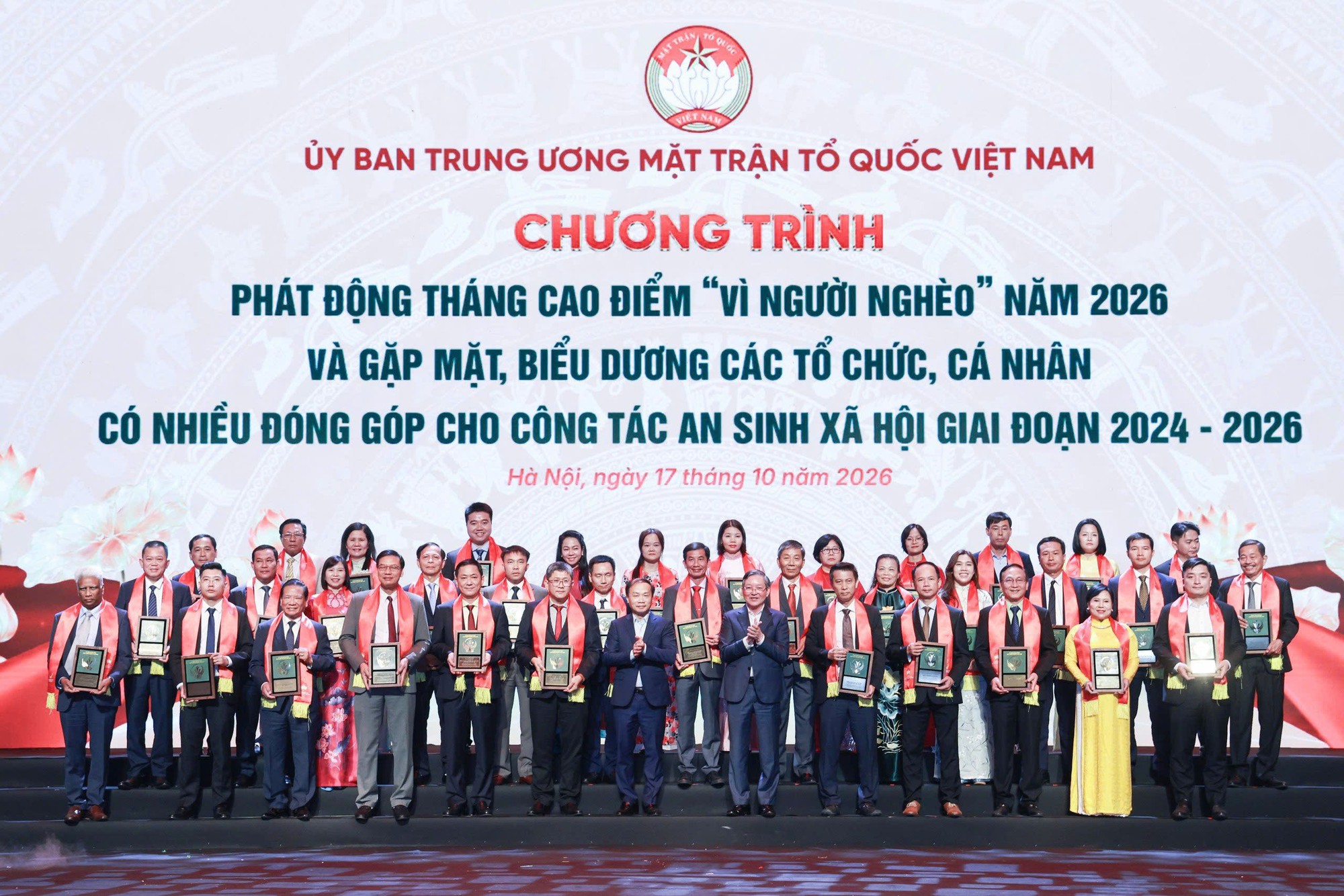 Ông Phạm Tất Thắng, Ủy viên TƯ Đảng, Phó Bí thư Đảng ủy Dân vận, Mặt trận và các đoàn thể Trung ương và ông Lương Quốc Đoàn, Ủy viên TƯ Đảng, Phó Chủ tịch Ủy ban Trung ương MTTQ Việt Nam, Chủ tịch Hội Nông dân Việt Nam, vinh danh các tổ chức, cá nhân có nhiều đóng góp cho công tác an sinh xã hội giai đoạn 2024 - 2025