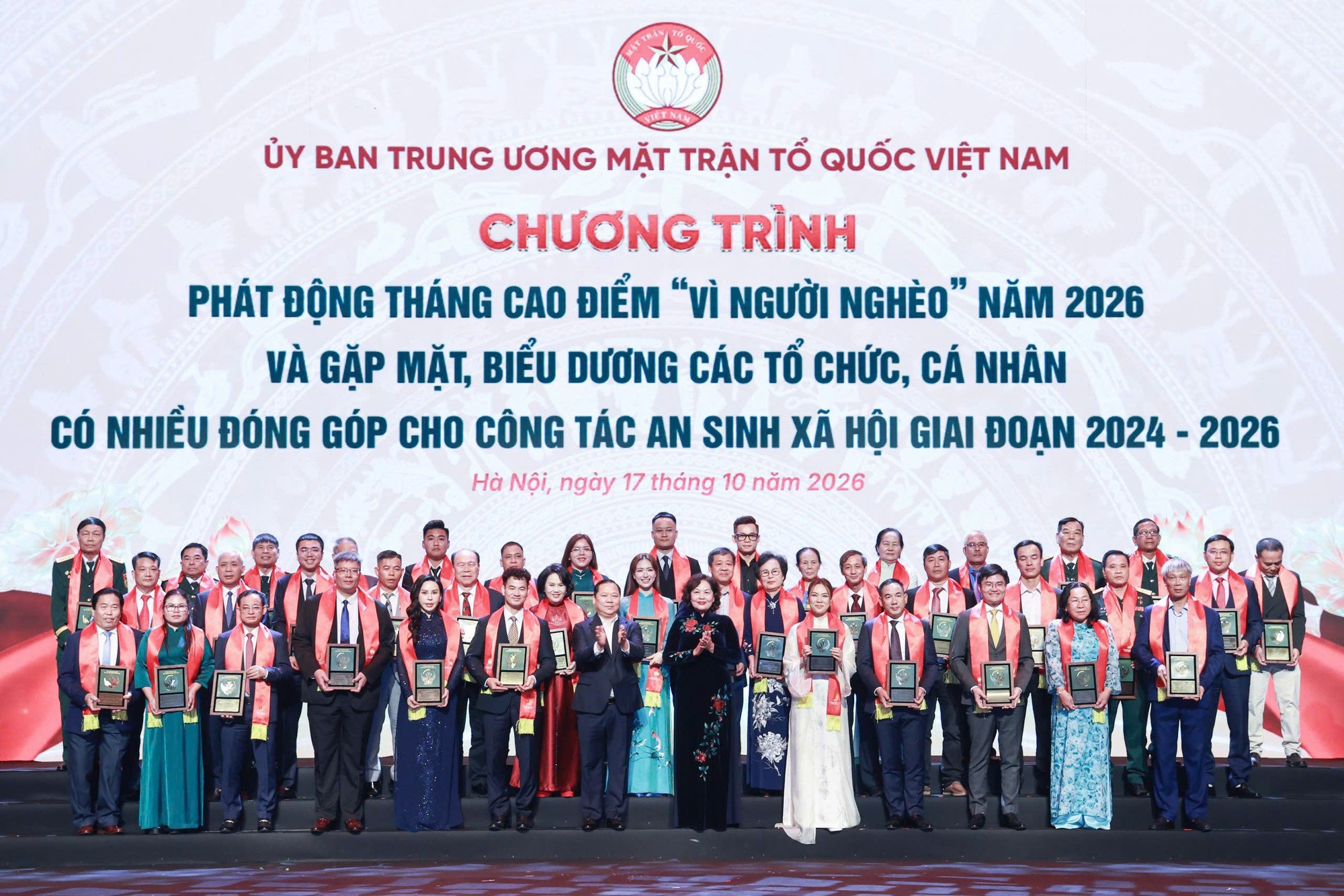 Bà Nguyễn Thị Hồng, Ủy viên TƯ Đảng, Phó Chủ tịch Quốc hội và ông Nguyễn Phi Long, Ủy viên TƯ Đảng, Phó Bí thư Thường trực Đảng ủy Dân vận, Mặt trận và các đoàn thể Trung ương, Phó Chủ tịch Ủy ban Trung ương MTTQ Việt Nam, vinh danh các tổ chức, cá nhân có nhiều đóng góp cho công tác an sinh xã hội giai đoạn 2024 - 2025