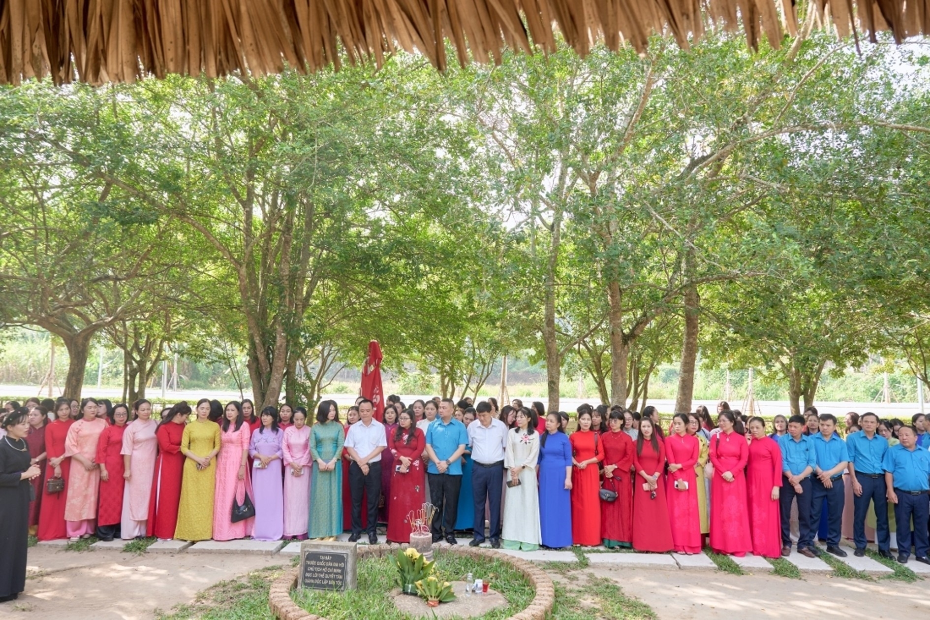 Nhiều hoạt động tôn vinh đóng góp của nữ cán bộ, nhân viên Điện lực miền Bắc - Ảnh 6.