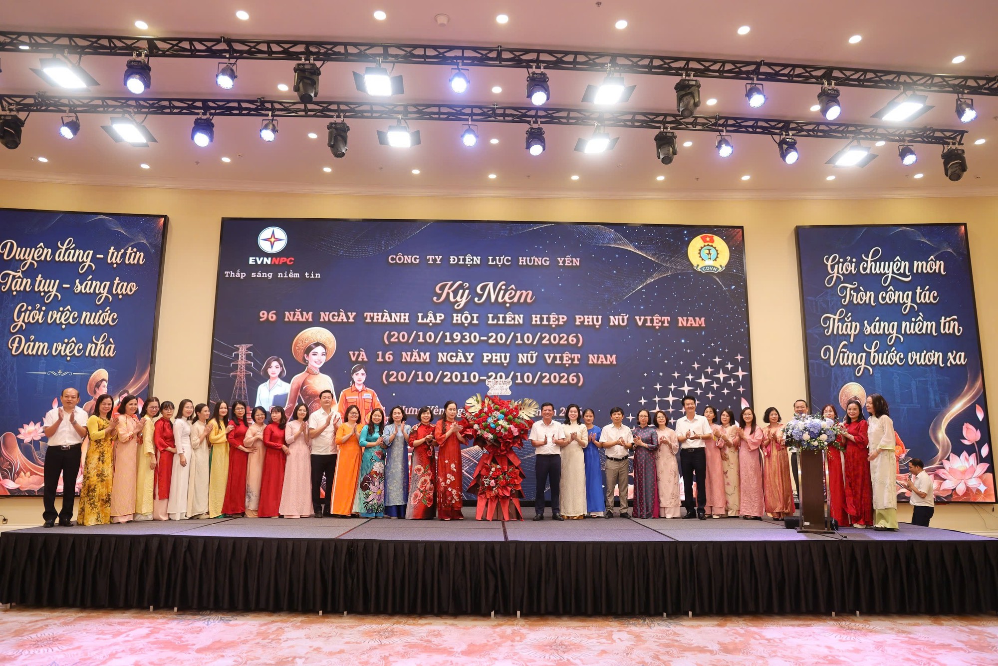 Nhiều hoạt động tôn vinh đóng góp của nữ cán bộ, nhân viên Điện lực miền Bắc - Ảnh 2.