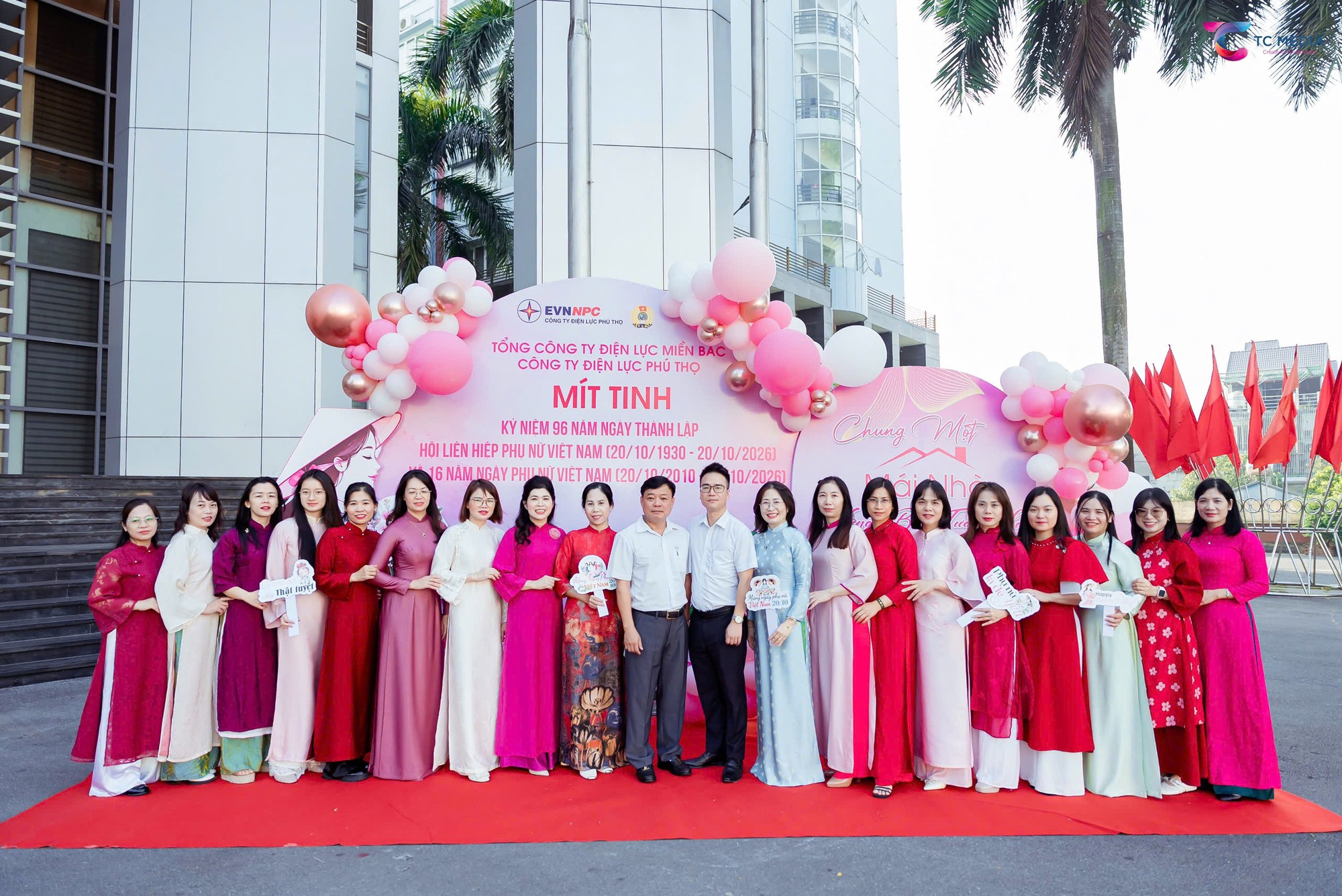 Nhiều hoạt động tôn vinh đóng góp của nữ cán bộ, nhân viên Điện lực miền Bắc - Ảnh 1.