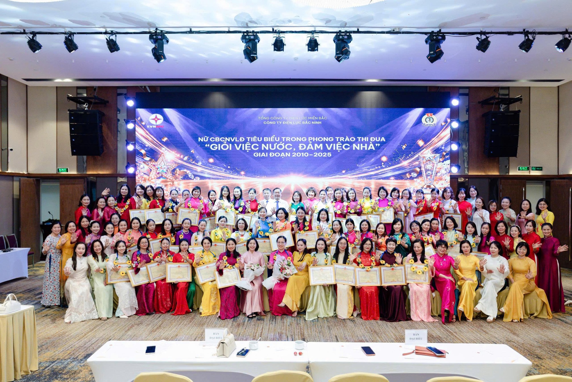 Nhiều hoạt động tôn vinh đóng góp của nữ cán bộ, nhân viên Điện lực miền Bắc - Ảnh 11.