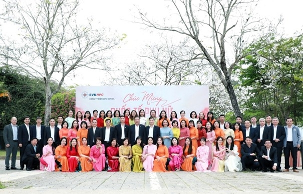 Nhiều hoạt động tôn vinh đóng góp của nữ cán bộ, nhân viên Điện lực miền Bắc - Ảnh 4.