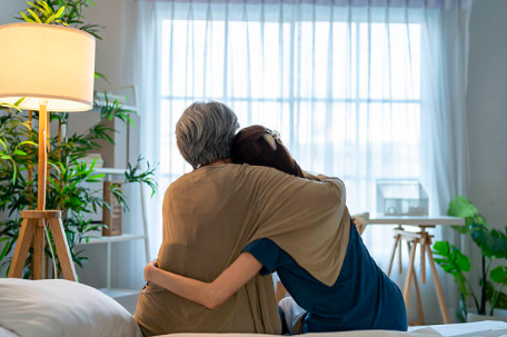 Chuyện đằng sau việc thuê người chăm sóc bố mẹ già ốm - Ảnh 1.
