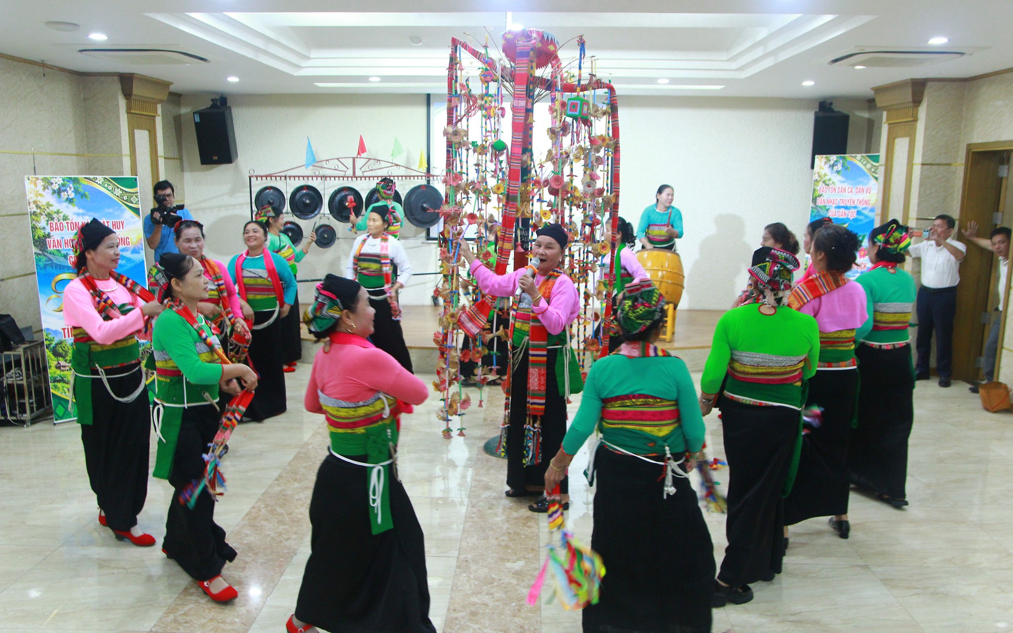 Những người miệt mài gieo tình yêu với văn hóa Mường  - Ảnh 1.