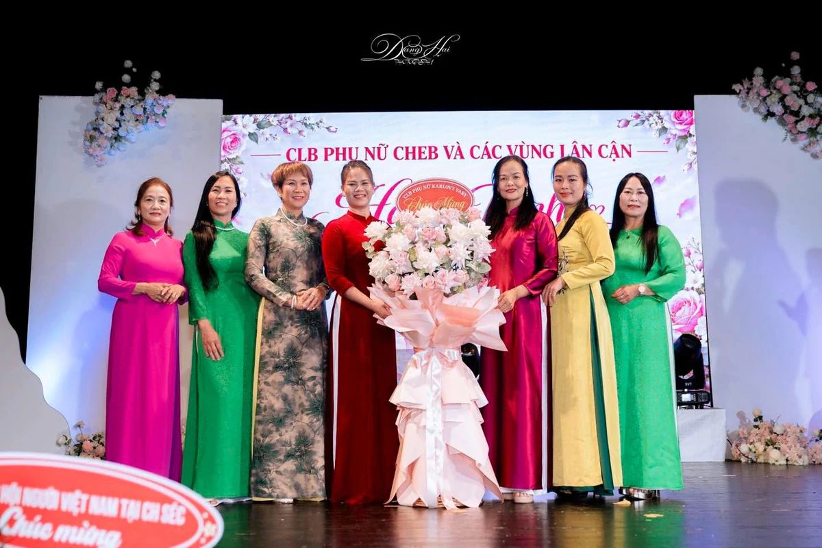 Vietnamese Women's Day Celebration Brings Warmth to the City of Cheb - Ảnh 1.