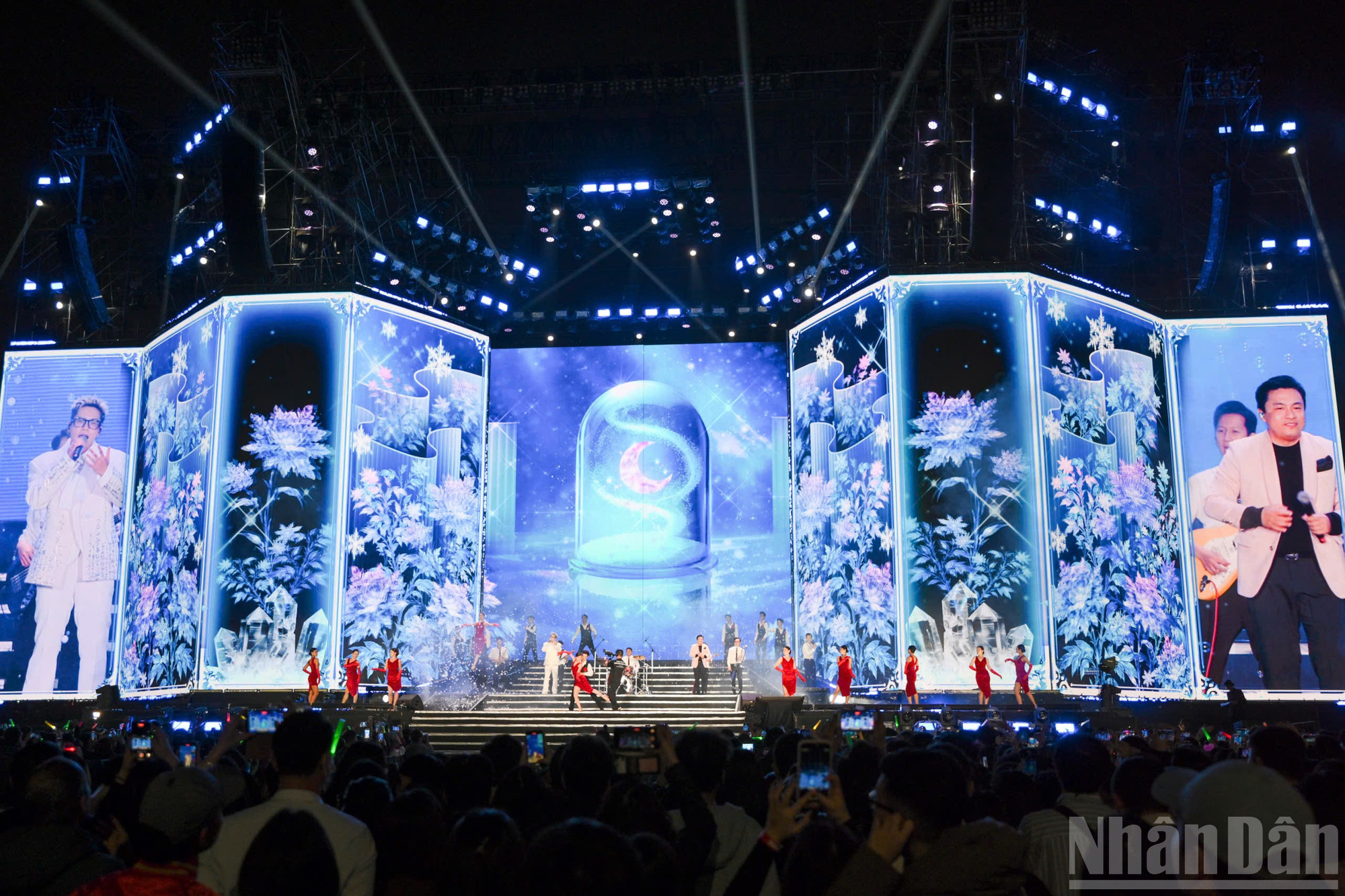 "Hòa nhạc Ánh sáng" lan tỏa thông điệp về niềm tin, sáng tạo và khát vọng- Ảnh 8. "Hòa nhạc Ánh sáng" lan tỏa thông điệp về niềm tin, sáng tạo và khát vọng- Ảnh 8.