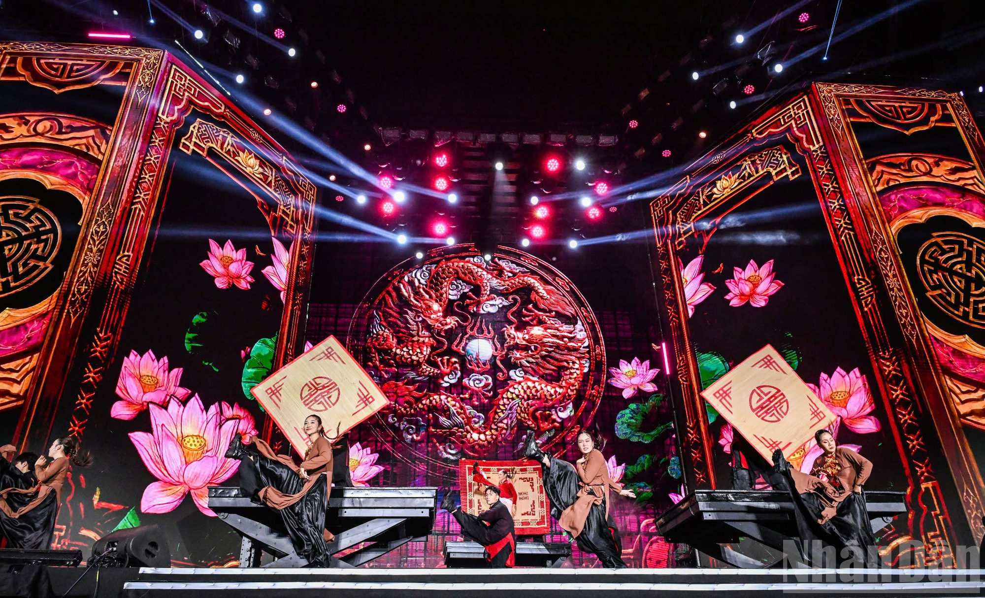 "Hòa nhạc Ánh sáng" lan tỏa thông điệp về niềm tin, sáng tạo và khát vọng- Ảnh 14. "Hòa nhạc Ánh sáng" lan tỏa thông điệp về niềm tin, sáng tạo và khát vọng- Ảnh 14.