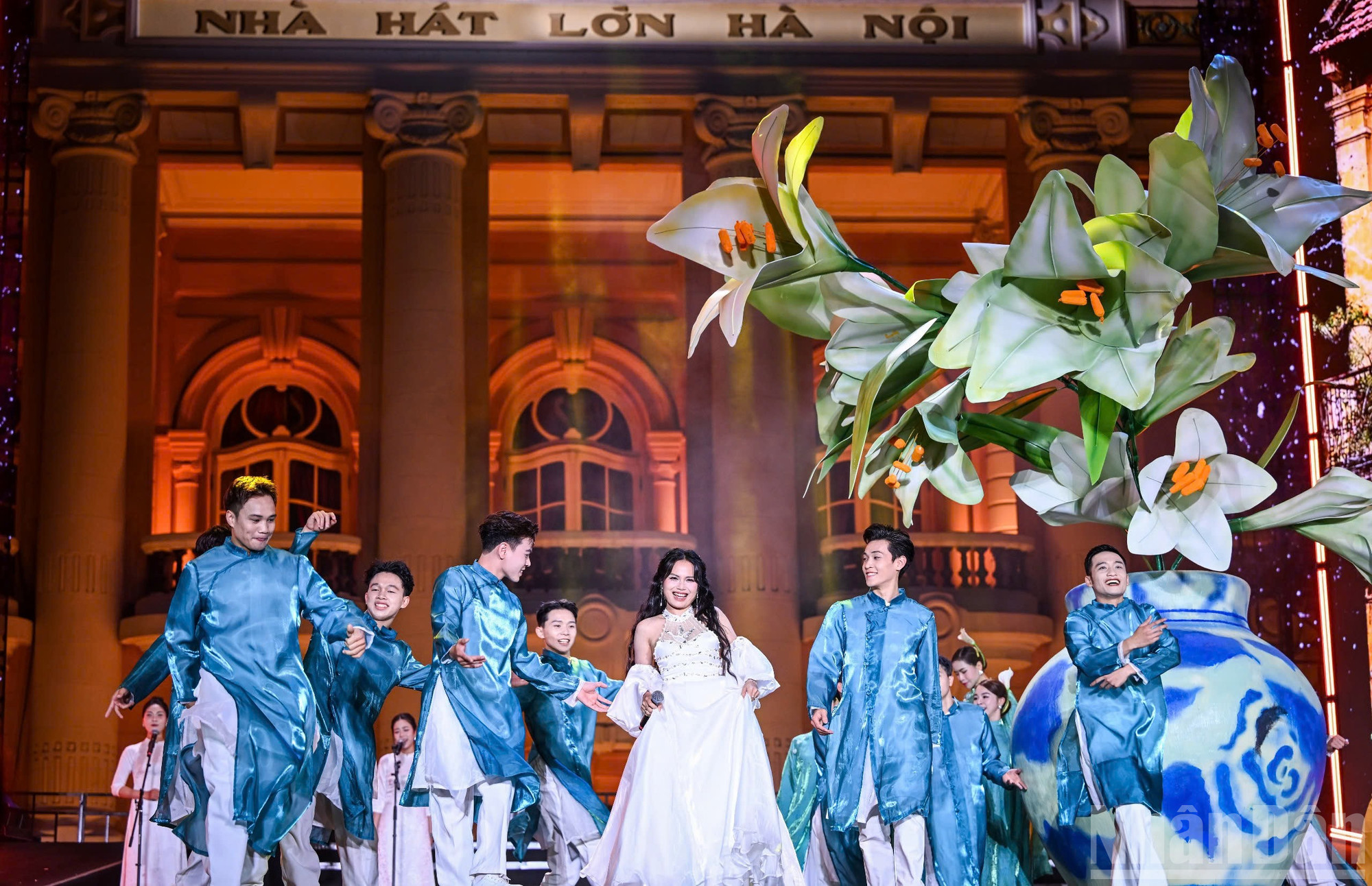 "Hòa nhạc Ánh sáng" lan tỏa thông điệp về niềm tin, sáng tạo và khát vọng- Ảnh 10. "Hòa nhạc Ánh sáng" lan tỏa thông điệp về niềm tin, sáng tạo và khát vọng- Ảnh 10.