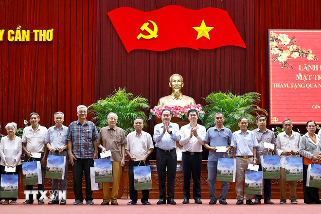 Chủ tịch Quốc hội tặng quà cho hộ nghèo, công nhân lao động tại Cần Thơ- Ảnh 1.