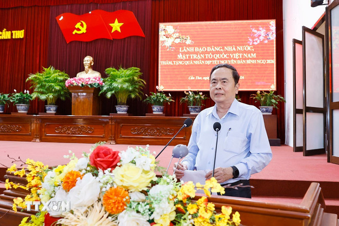 Chủ tịch Quốc hội tặng quà cho hộ nghèo, công nhân lao động tại Cần Thơ- Ảnh 2.